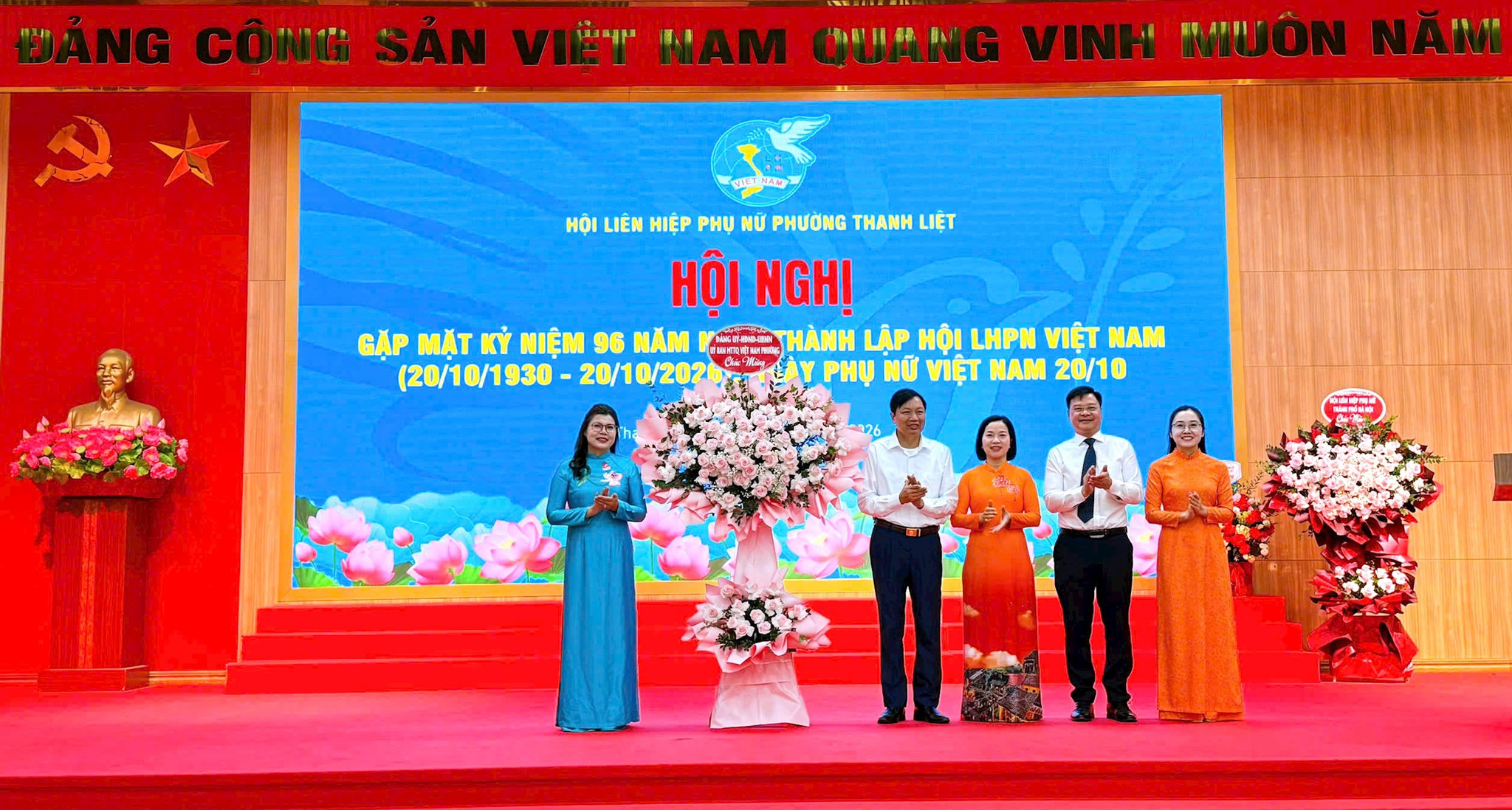anh2-lanh-daoh-phuong-tang-hoa-chuc-mung-nhan-ngay-20.10.jpg