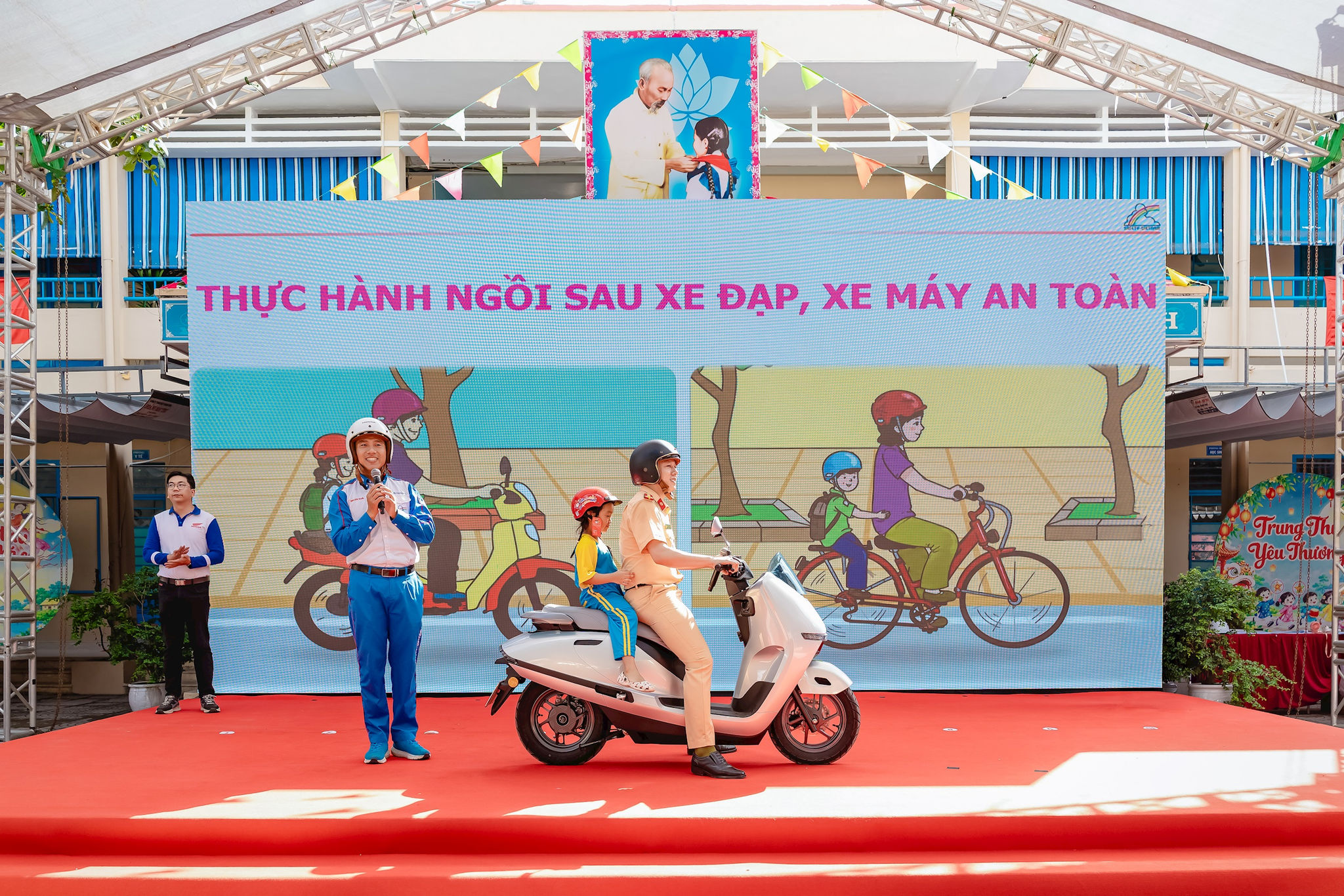 2.-dao-tao-kien-thuc-an-toan-giao-thong-cho-cac-em-hoc-sinh.jpg
