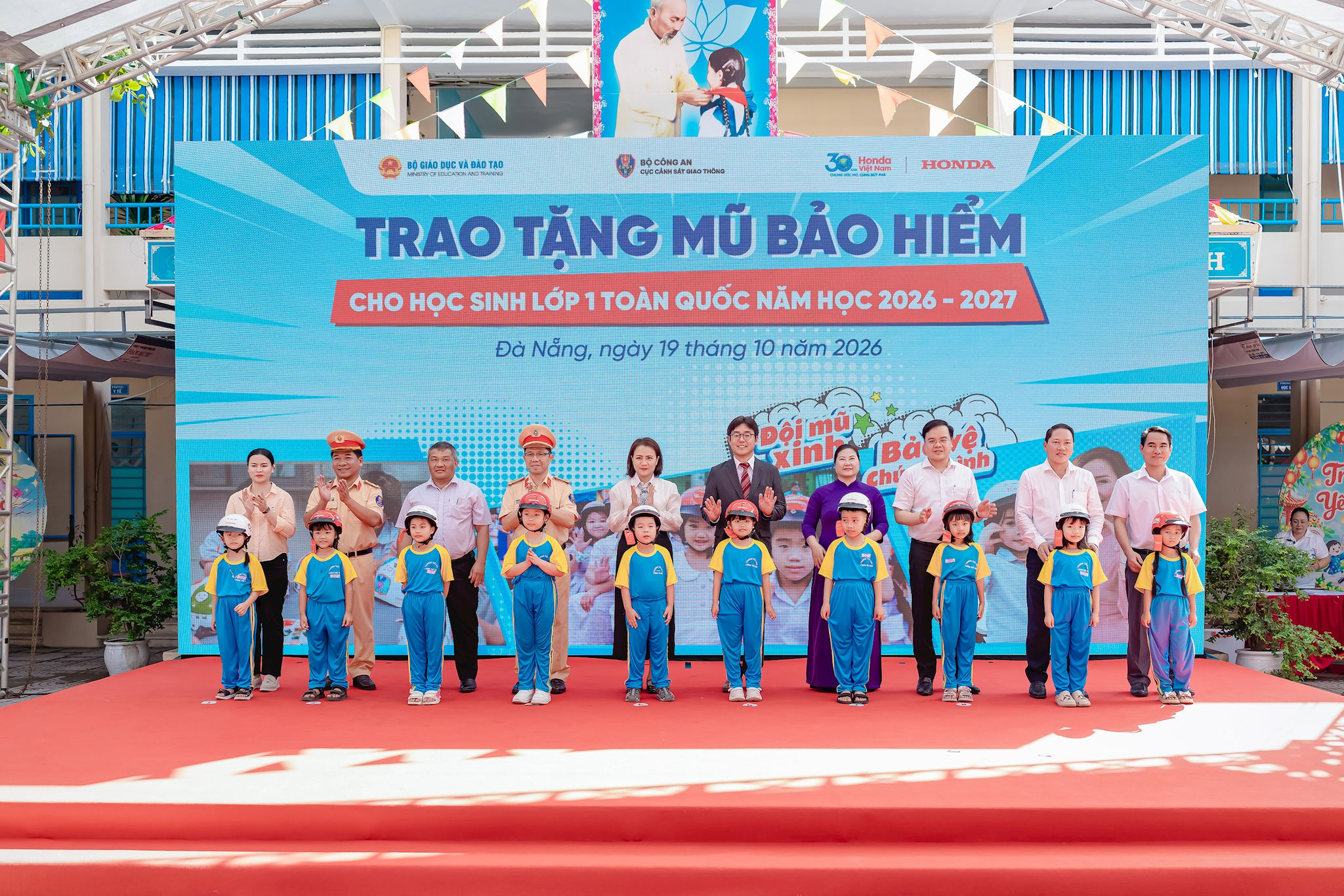 cac-dai-bieu-trao-tang-mu-bao-hiem-cho-cac-em-hoc-sinh-lop-mot-truong-tieu-hoc-ngo-may.jpg