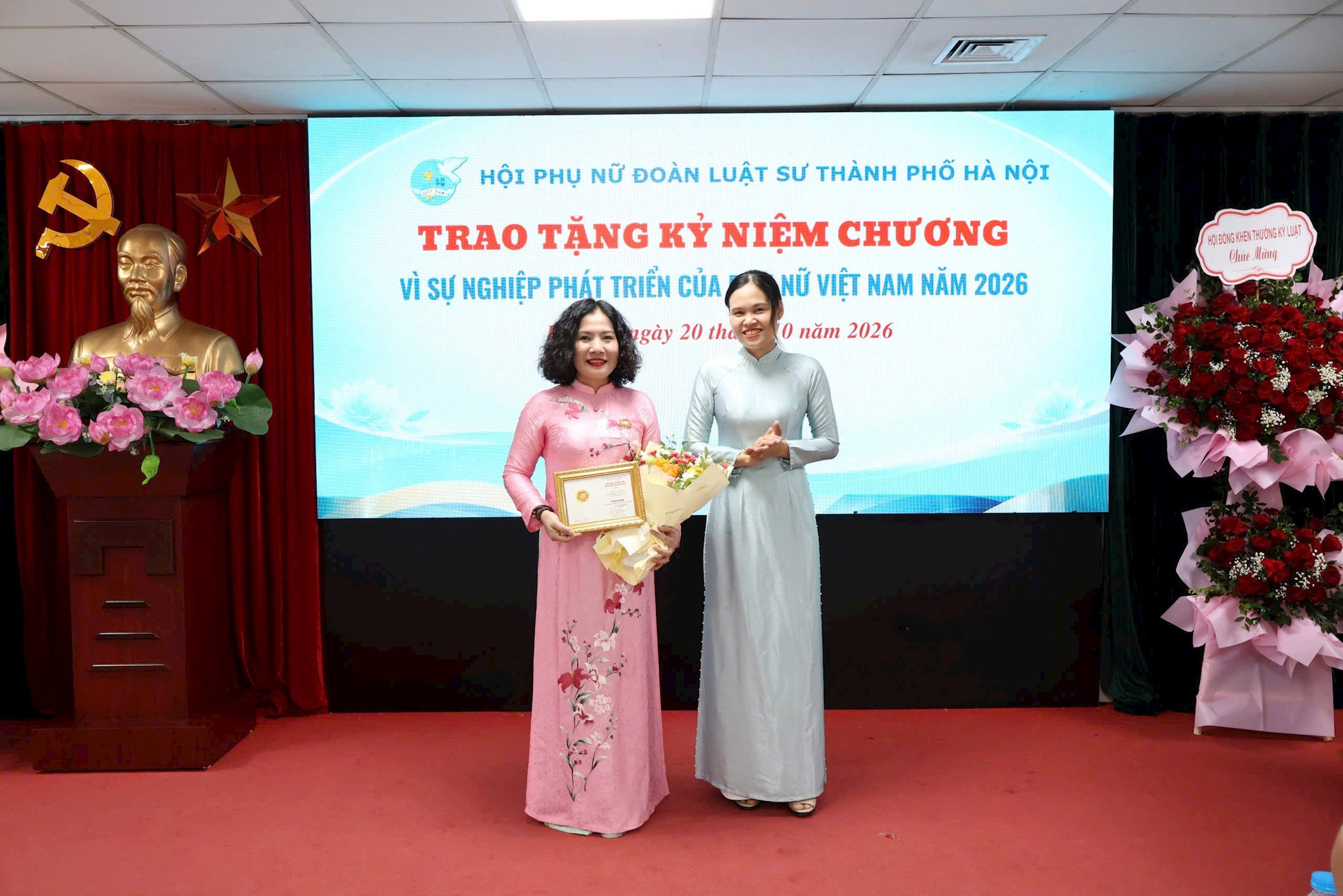 Đại diện Hội Liên hiệp phụ nữ thành phố Hà Nội trao tặng Kỷ niệm chương của Trung ương Hội Liên hiệp phụ nữ Việt Nam cho Luật sư Nguyễn Thị Đinh Hương, Chủ tịch Hội Phụ nữ Đoàn Luật sư Hà Nội. Ảnh: PV