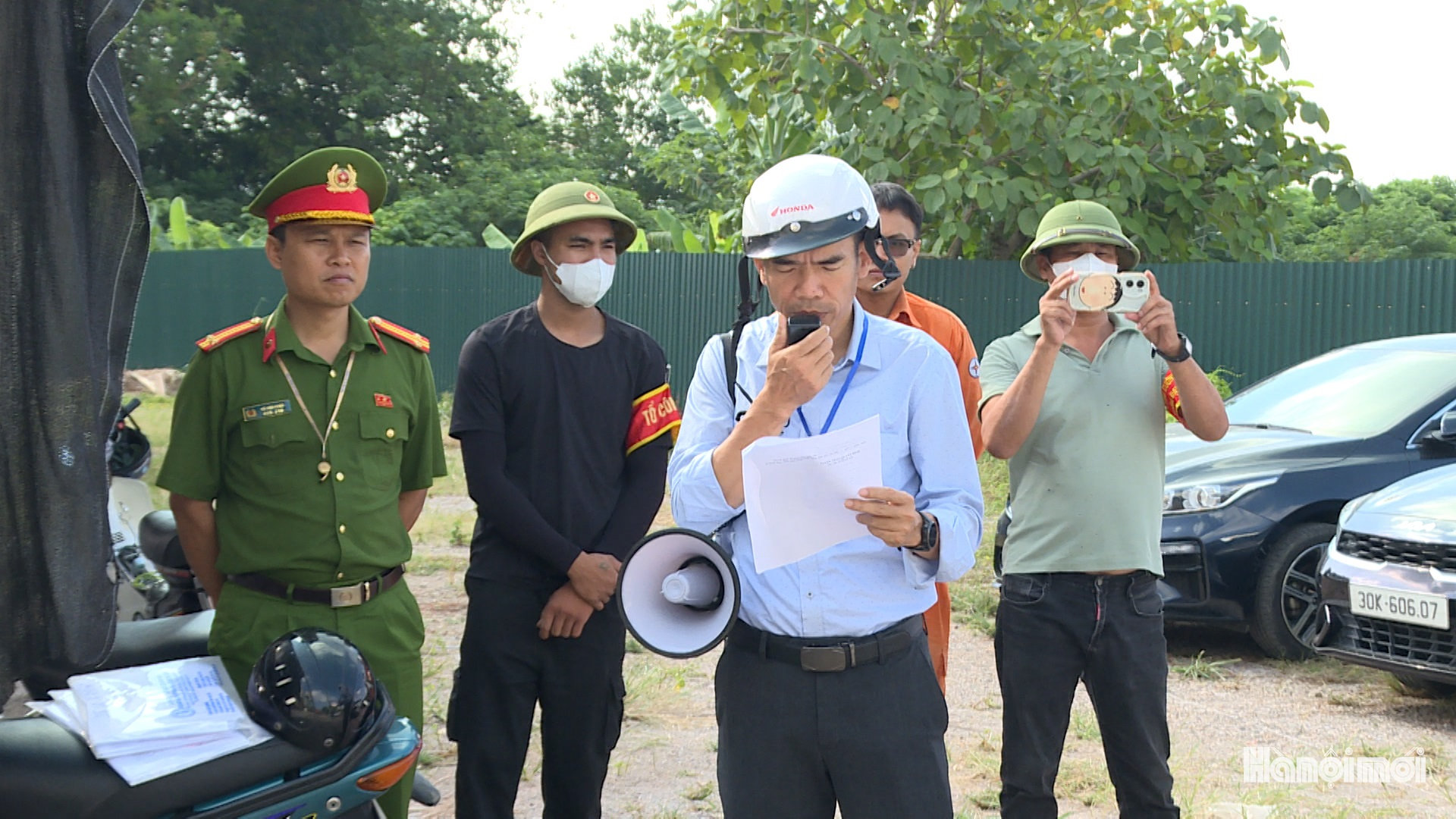 Lực lượng chức năng đọc Thông báo cưỡng chế. Ảnh: Thái Trọng.
