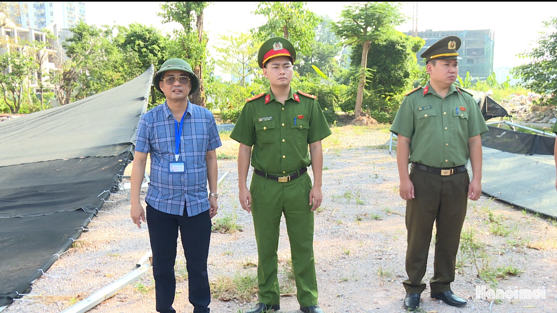 Lãnh đạo Phòng Hạ tầng, Nông nghiệp và Môi trường cùng Công an phường Đại Mỗ trực tiếp giám sát hoạt động cưỡng chế. Ảnh: Thái Trọng.