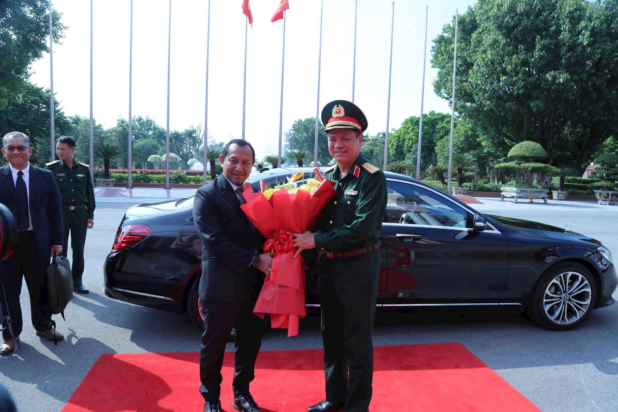 Thượng tướng Nguyễn Trường Thắng, Ủy viên Trung ương Đảng, Ủy viên Thường vụ Quân ủy Trung ương, Thứ trưởng Bộ Quốc phòng tặng hoa Ngài Datuk Lokman Hakim Ali, Tổng Thư ký Quốc phòng Malaysia. Ảnh: PV.