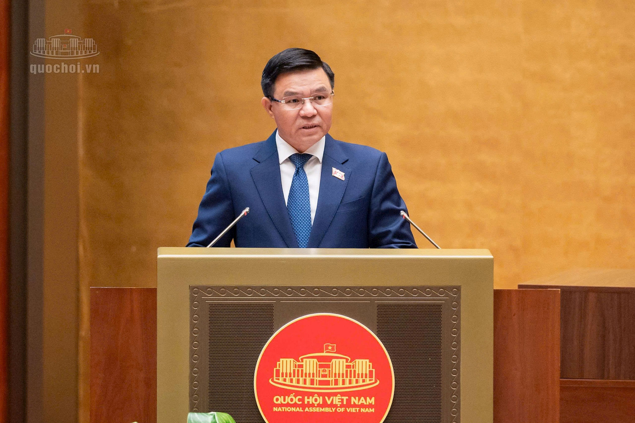 Bộ trưởng Bộ Công Thương Lê Mạnh Hùng trình bày tờ trình. Ảnh: media.quochoi.vn