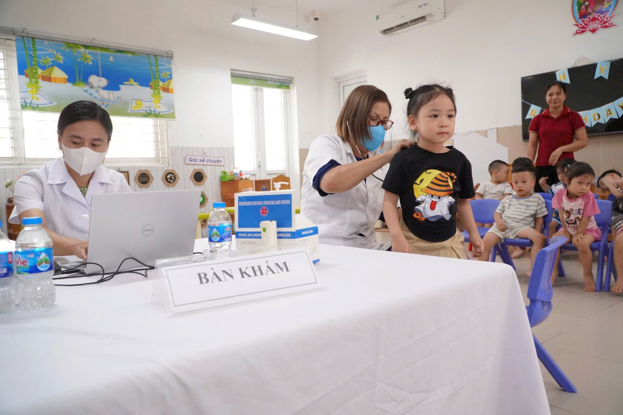 Khám sức khoẻ cho trẻ em mầm non tại Trường mầm non Hồng Tiến, phường Bồ Đề. Ảnh: Ma