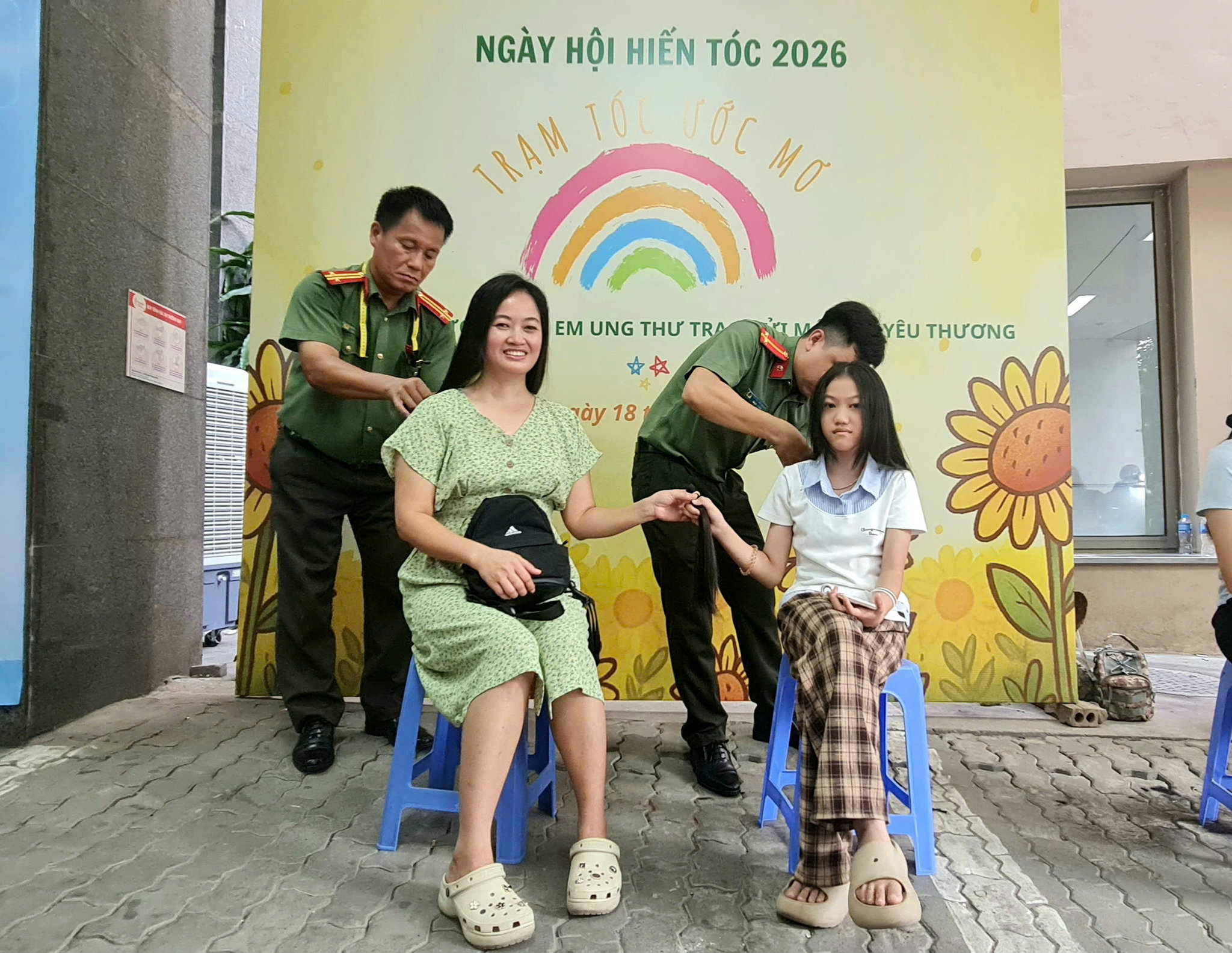 Chị Vũ Thị Thu Huyền cùng con gái tham gia hiến tóc tặng bệnh nhân ung thư. Ảnh: PV