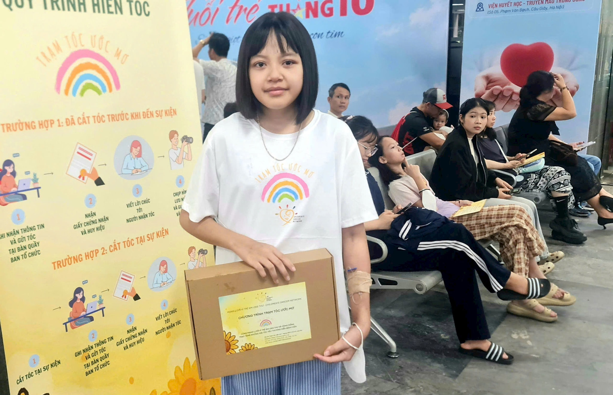 Niềm vui của bệnh nhân Đặng Thúy Hằng khi nhận được mái tóc mới tại chương trình. Ảnh: PV