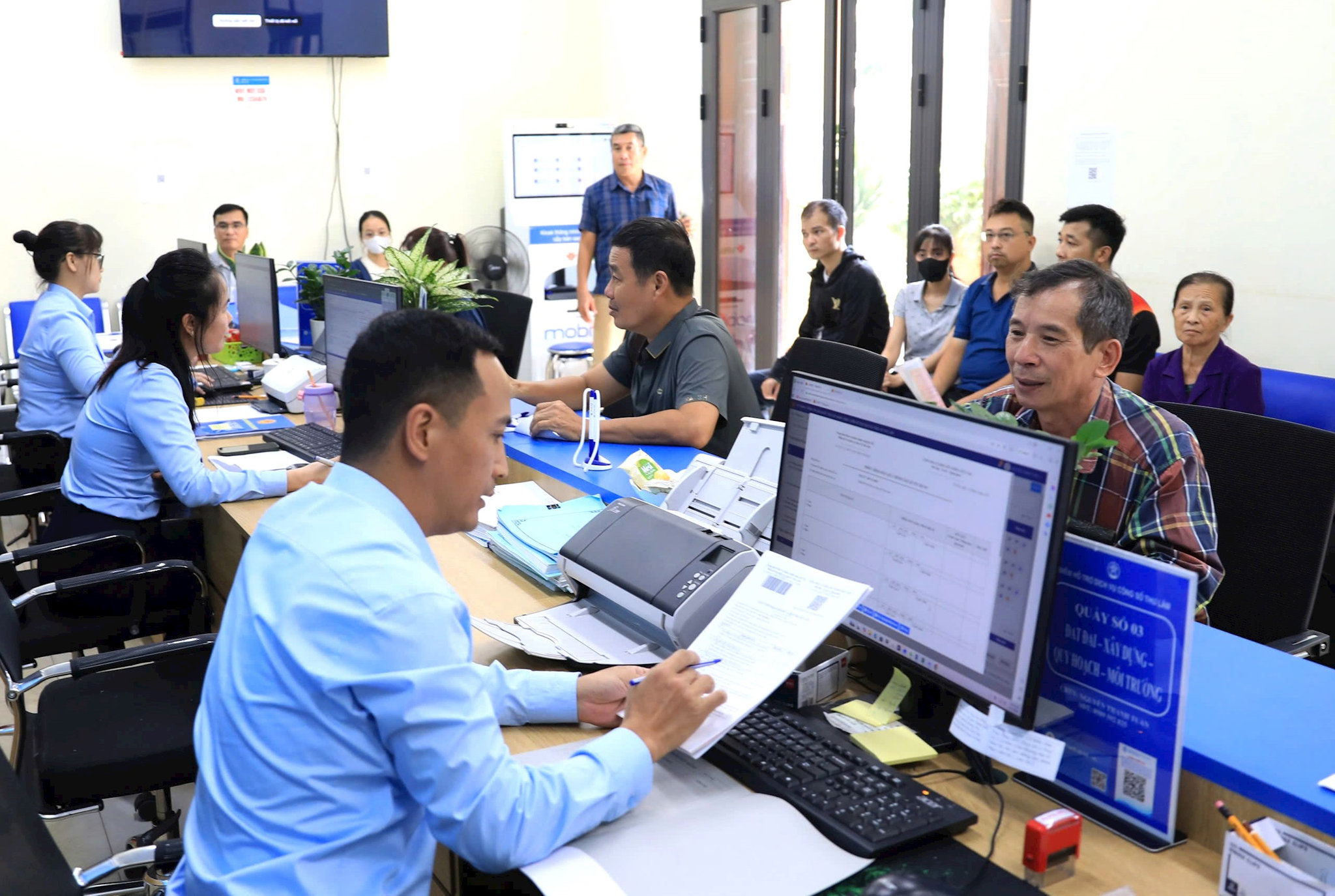giai-quyet-thu-tuc-cho-nguoi-dan-tai-diem-phuc-vu-hanh-chinh-cong-thu-lam.-anh-quang-thai.jpg
