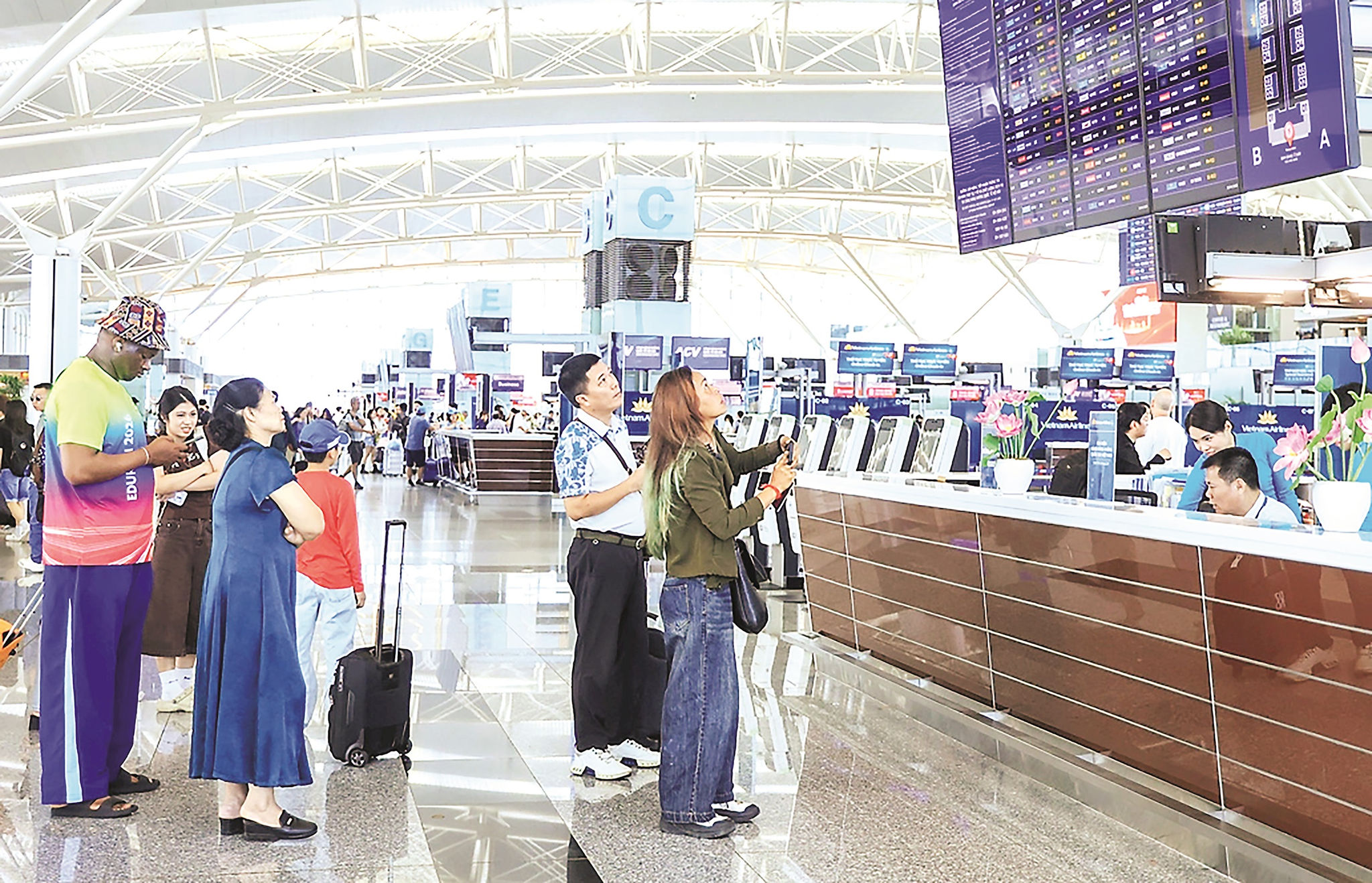 Hành khách xem thông tin chuyến bay tại Cảng hàng không quốc tế Nội Bài. Ảnh: Biển Ngọc
