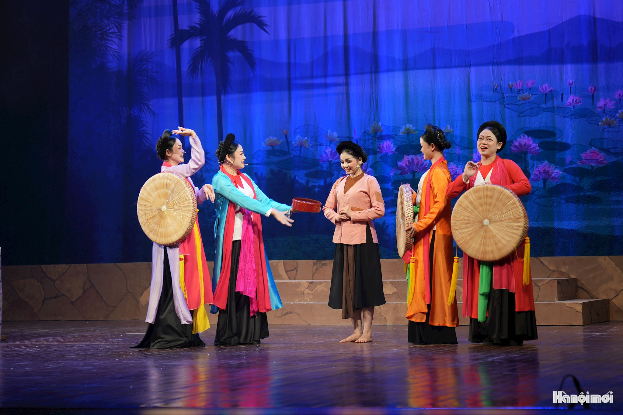 Những lần Tấm hóa thân thành chim Vàng Anh, cây xoan đào, khung cửi rồi quả thị tạo nên chuỗi diễn biến giàu màu sắc cổ tích, đồng thời nhấn mạnh sức sống mãnh liệt của cái thiện trước những thế lực tìm cách vùi dập nó.