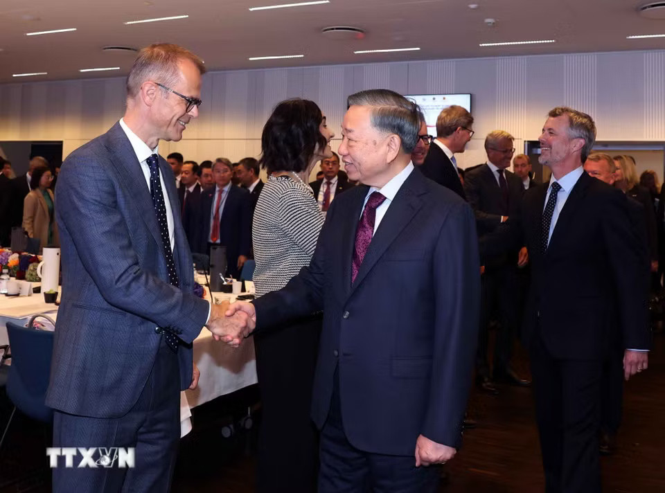 2010-tong-bi-thu-gap-go-doanh-nghiep-dan-mach-7.jpg