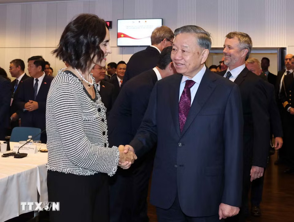 2010-tong-bi-thu-gap-go-doanh-nghiep-dan-mach-8.jpg