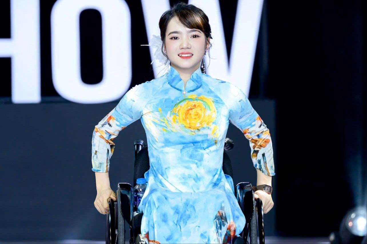 Chị Lê Thị Diện tham gia chương trình trình diễn thời trang. Ảnh: NVCC