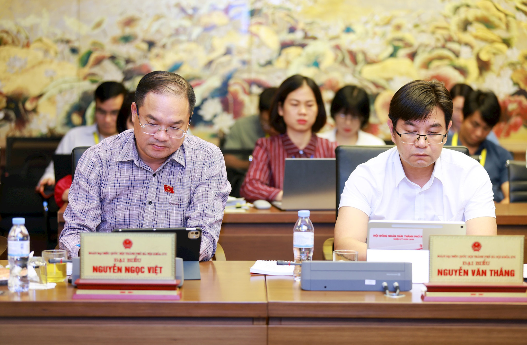 Các đại biểu Quốc hội thảo luận tại Tổ Hà Nội chiều 21-10. Ảnh: Văn Tuy