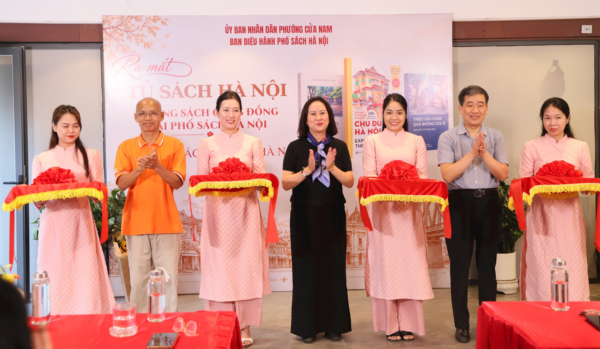 Phó Giám đốc Sở Văn hóa, Thể thao và Du lịch thành phố Hà Nội Nguyễn Thị Mai Hương, Chủ tịch UBND phường Cửa Nam Nguyễn Quốc Hoàn và Chủ tịch Hội đồng Quản trị Thái Hà Books Nguyễn Mạnh Hùng thực hiện nghi thức cắt băng khánh thành Tủ sách Hà Nội. Ảnh: PV