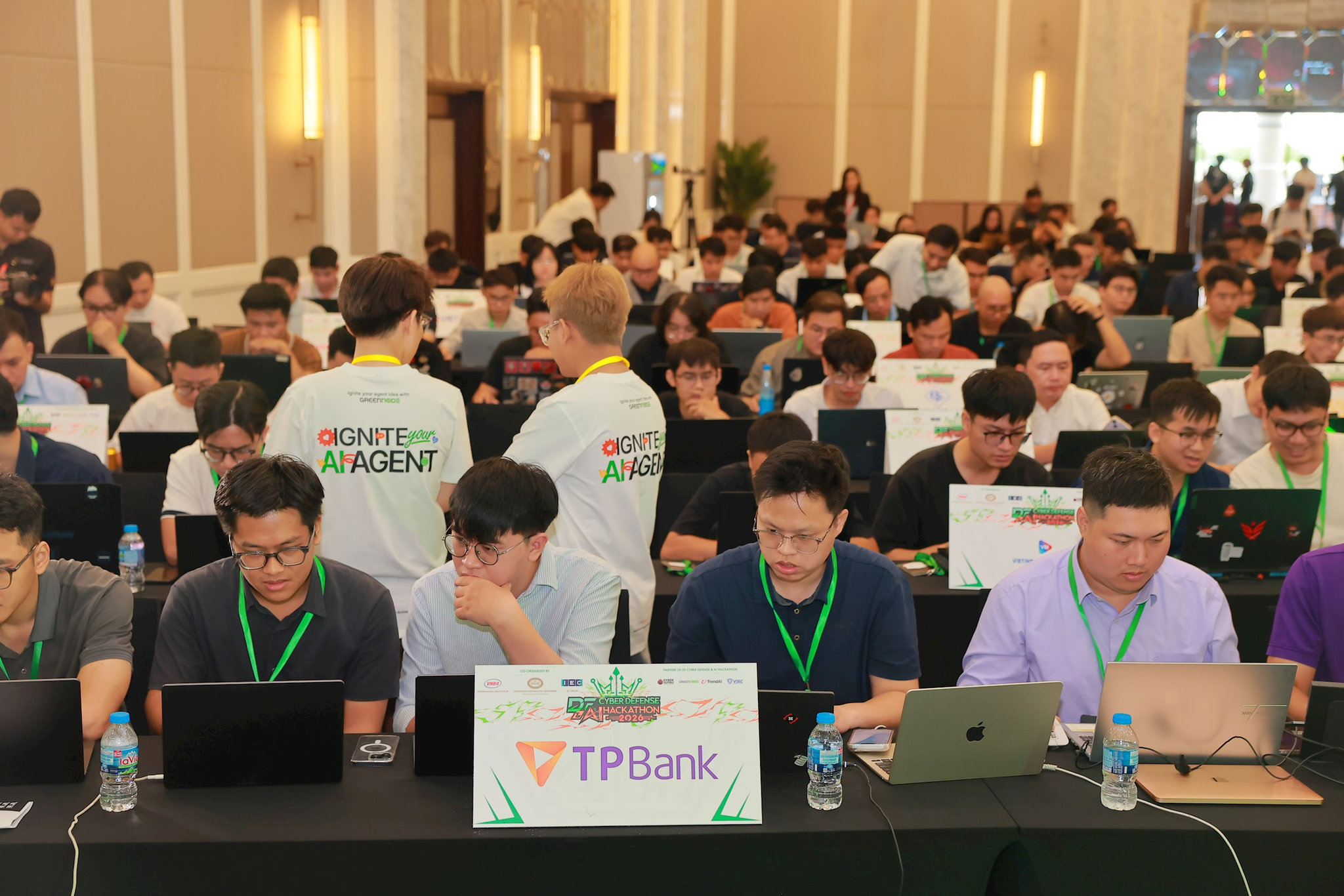 anh_-btc-doi-ngu-greennode-ao-trang-tham-gia-ho-tro-cac-doi-thi.jpg
