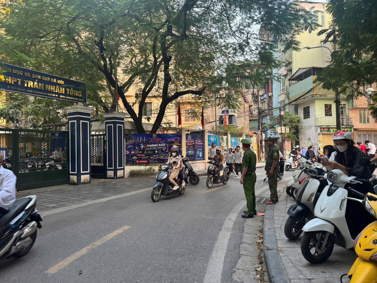 Phố Hương Viên quanh hồ Hai Bà Trưng nhỏ hẹp nhưng đã không còn cảnh ùn tắc tại cổng trường THPT Trần Nhân Tông. Ảnh: Hoa Hiệp