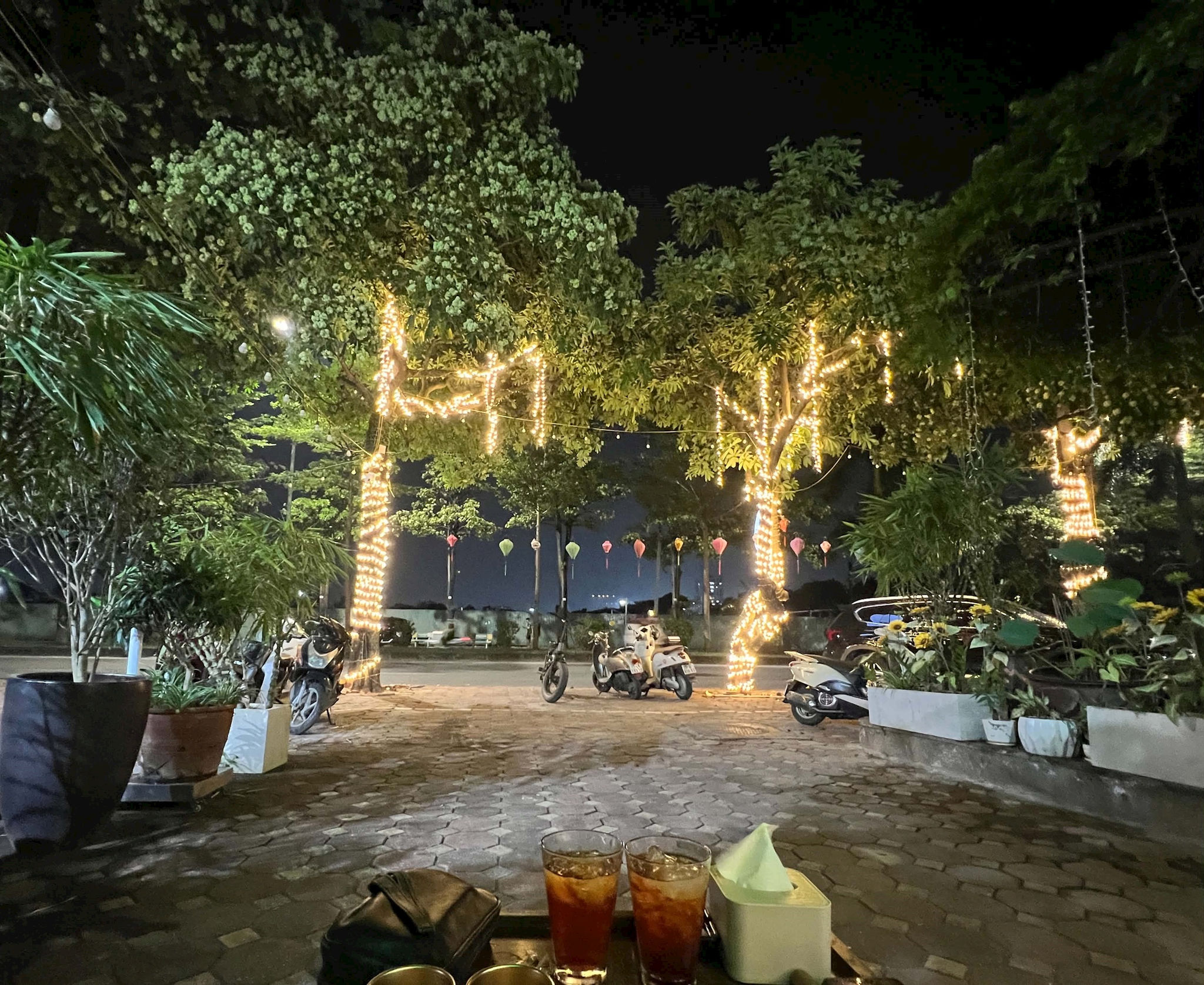 Và trong những quán nhỏ ven đường