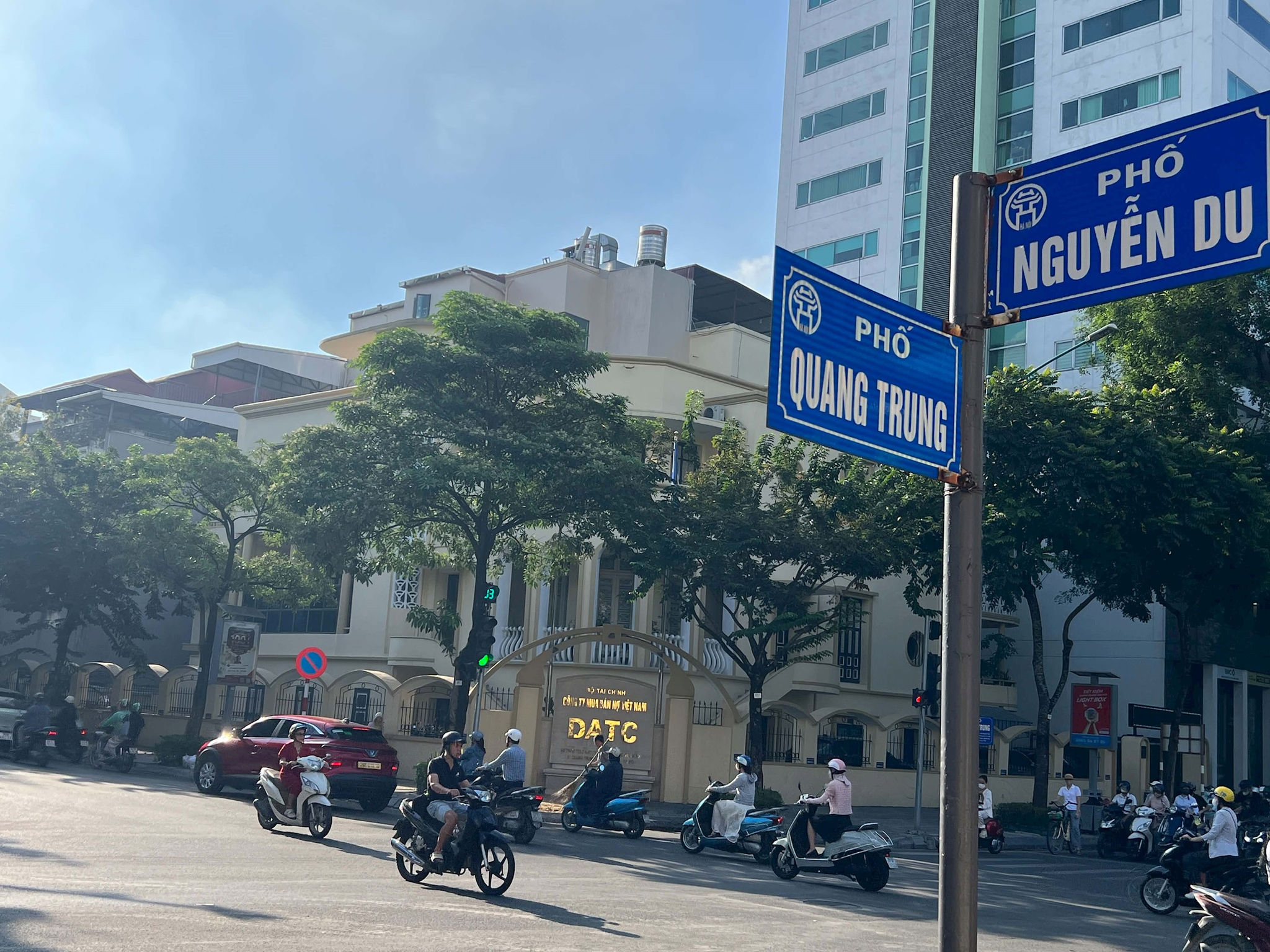 Phố Quang Trung, đường Nguyễn Du nơi hoa sữa đi vào âm nhạc ru lòng người. Ảnh: Ngân Ha