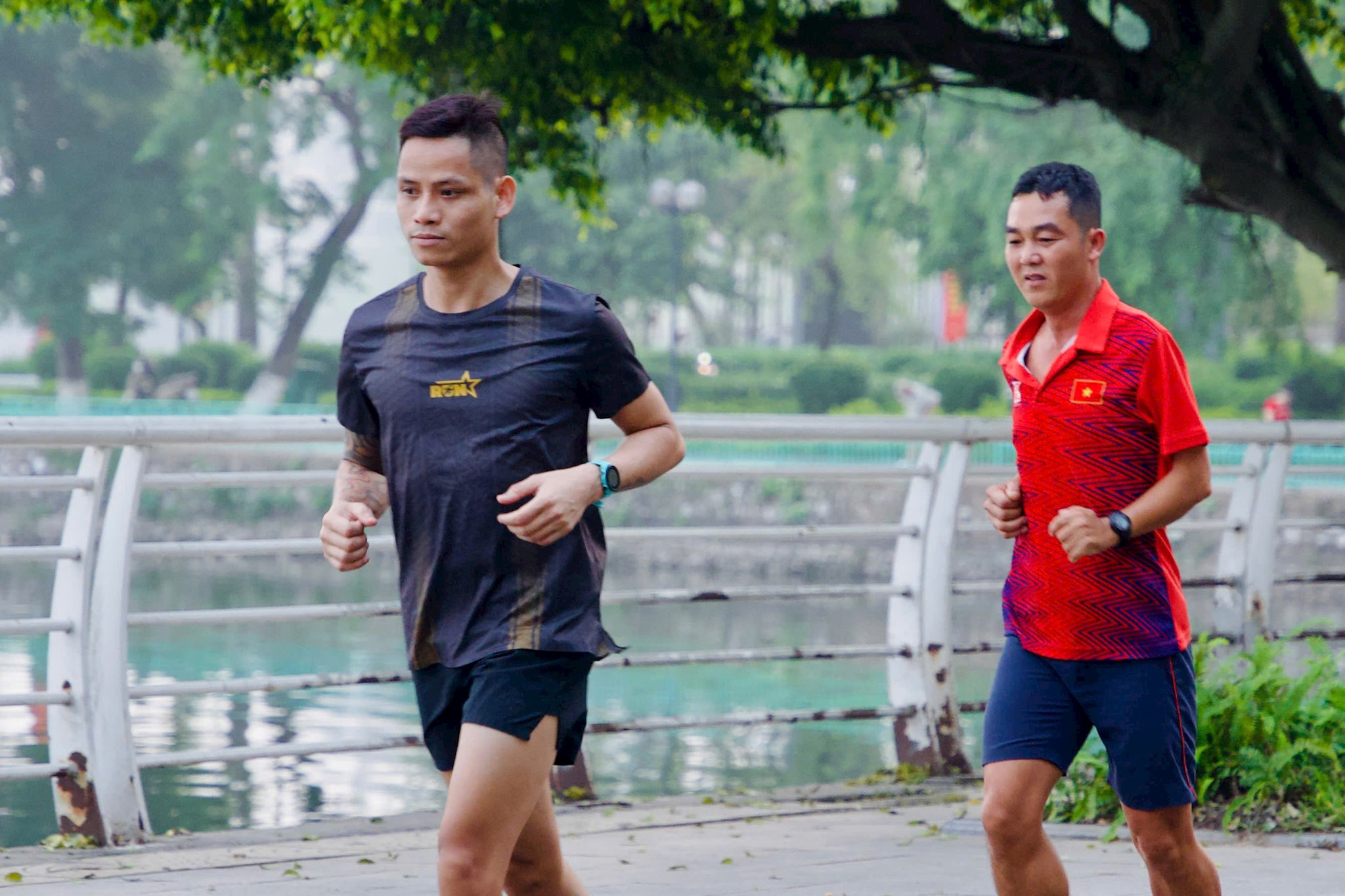 Duy trì thói quen chạy bộ cần đi đôi với lắng nghe cơ thể, điều chỉnh cường độ và bảo đảm thời gian phục hồi. Ảnh: Mai Khôi.
