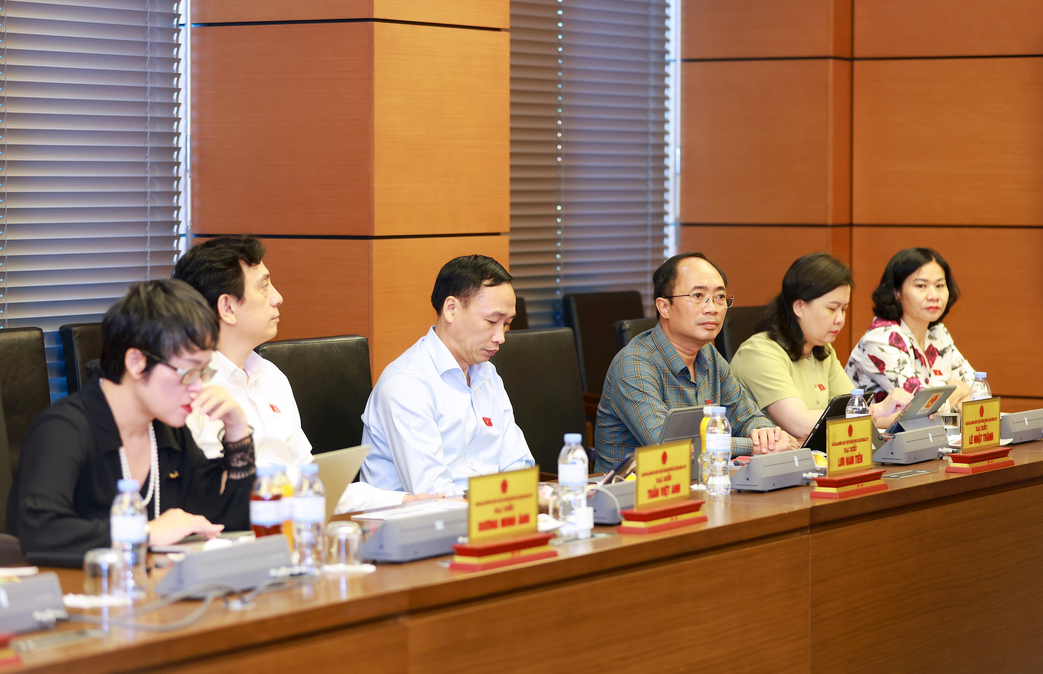 Các đại biểu Đoàn Hà Nội tham gia thảo luận tại tổ. Ảnh: Văn Tuyến