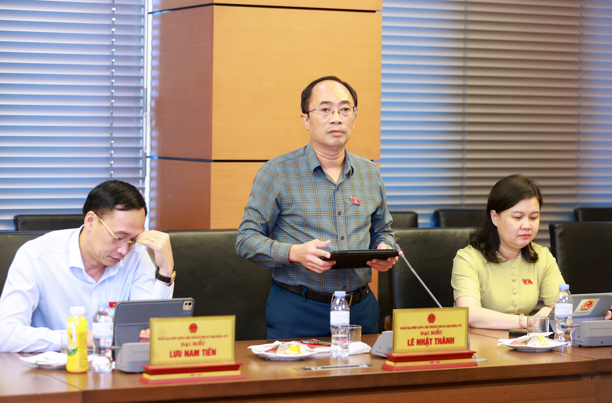 Đại biểu Lê Nhật Thành (Đoàn Hà Nội) phát biểu thảo luận. Ảnh: Văn Tuyến