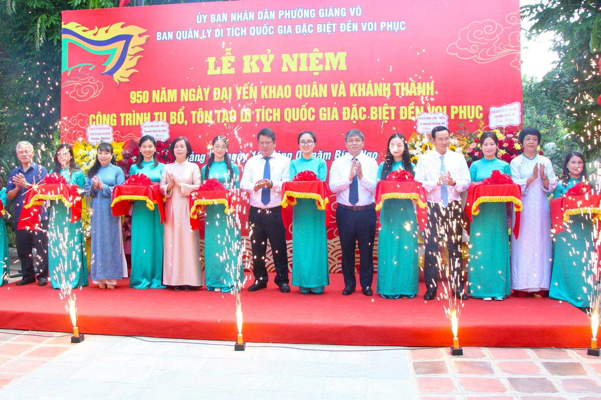 Các đại biểu thực hiện nghi thức cắt băng khánh thành công trình tu bổ, tôn tạo Di tích quốc gia đặc biệt đền Voi Phục. Ảnh: TT