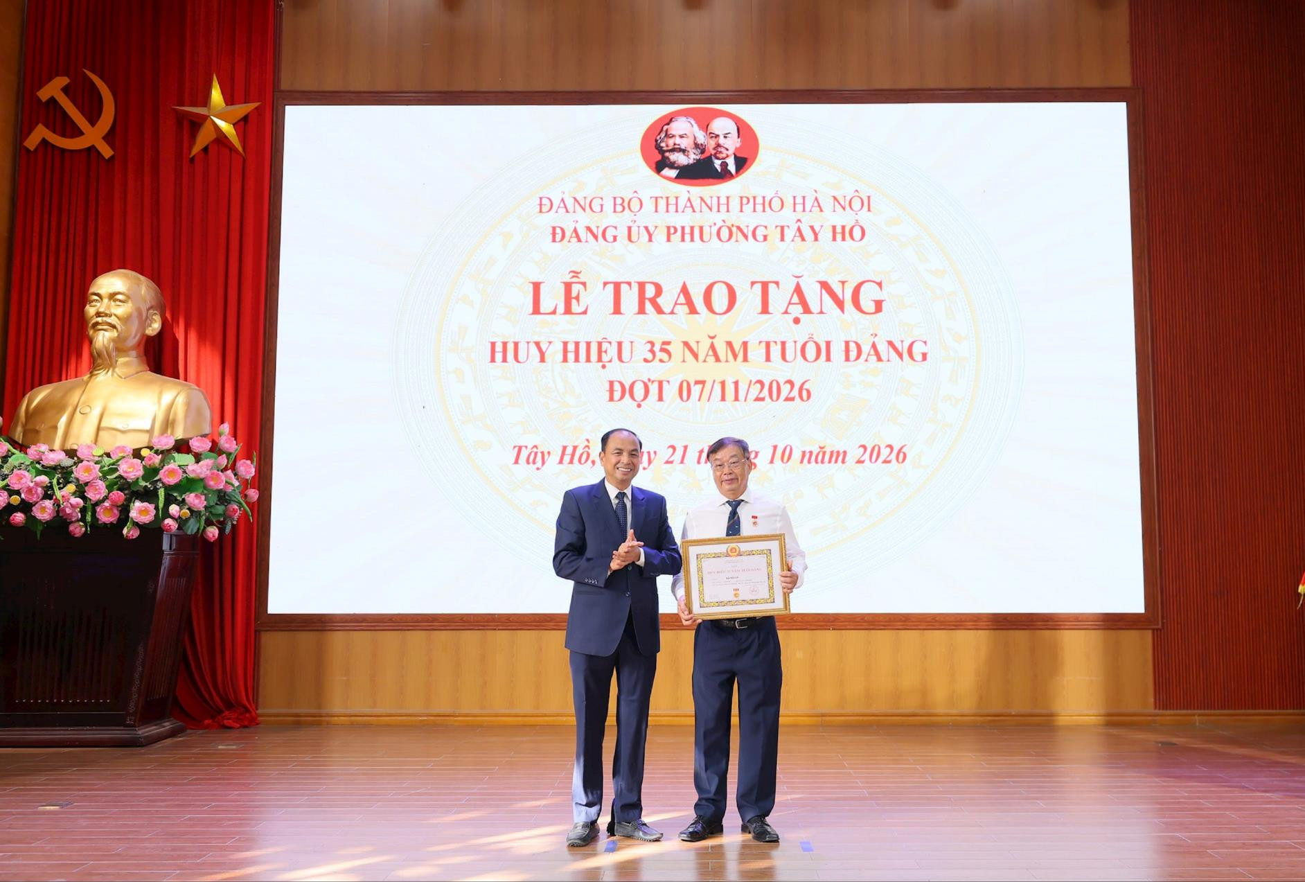Phường Tây Hồ trao tặng Huy hiệu Đảng cho 558 đảng viên