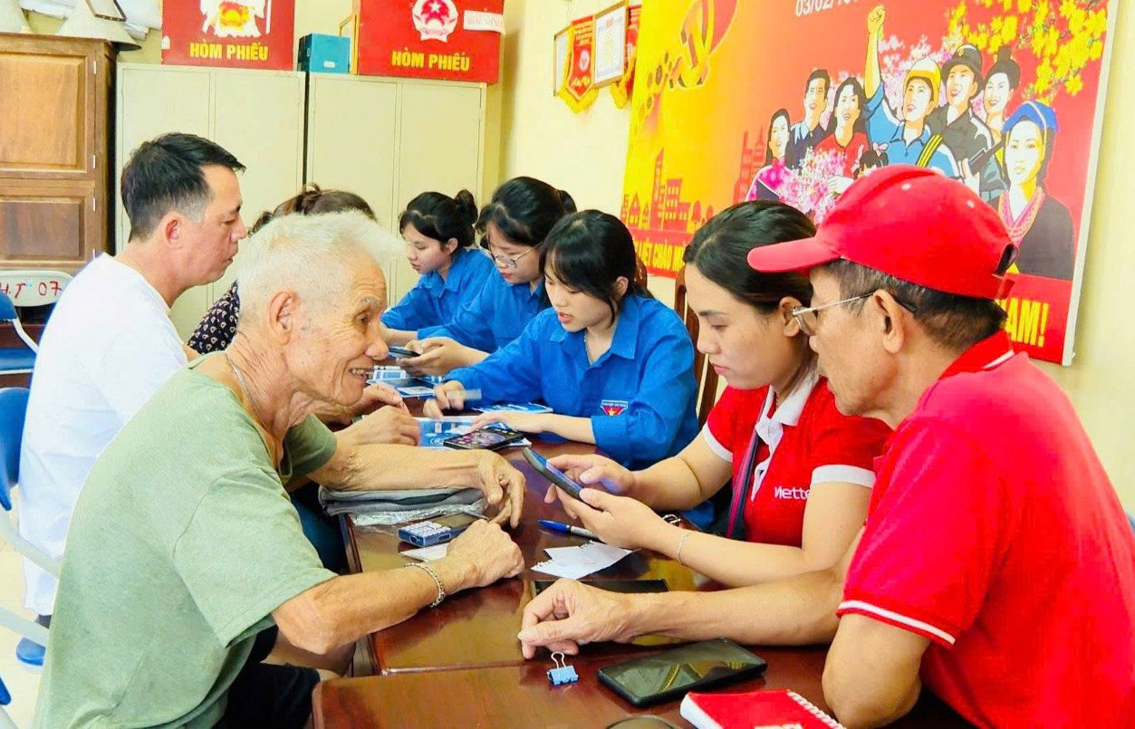thanh-vien-to-chuyen-doi-so-cong-dong-xa-hoai-duc-huong-dan-nguoi-dan-cai-dat-va-su-dung-ung-dung-cong-dan-thu-do-so-ihanoi-.-anh-hong-ly.jpeg