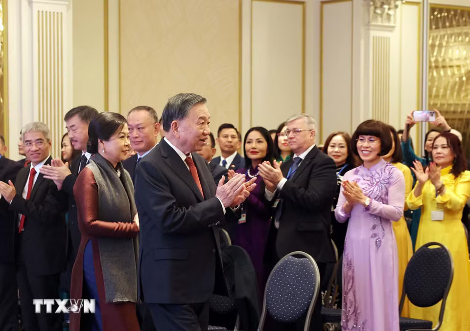 Tổng Bí thư, Chủ tịch nước Tô Lâm và Phu nhân Ngô Phương Ly gặp gỡ cán bộ, nhân viên Đại sứ quán Việt Nam tại Vương quốc Bỉ và đại diện cộng đồng người Việt Nam tại châu Âu. (Ảnh: Thống Nhất/TTXVN)