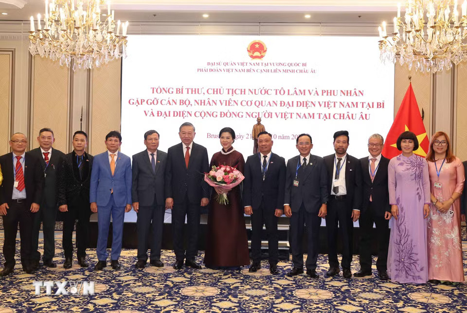 Tổng Bí thư, Chủ tịch nước Tô Lâm và Phu nhân Ngô Phương Ly chụp ảnh chung với đại diện cộng đồng người Việt Nam tại châu Âu. (Ảnh: Thống Nhất/TTXVN)