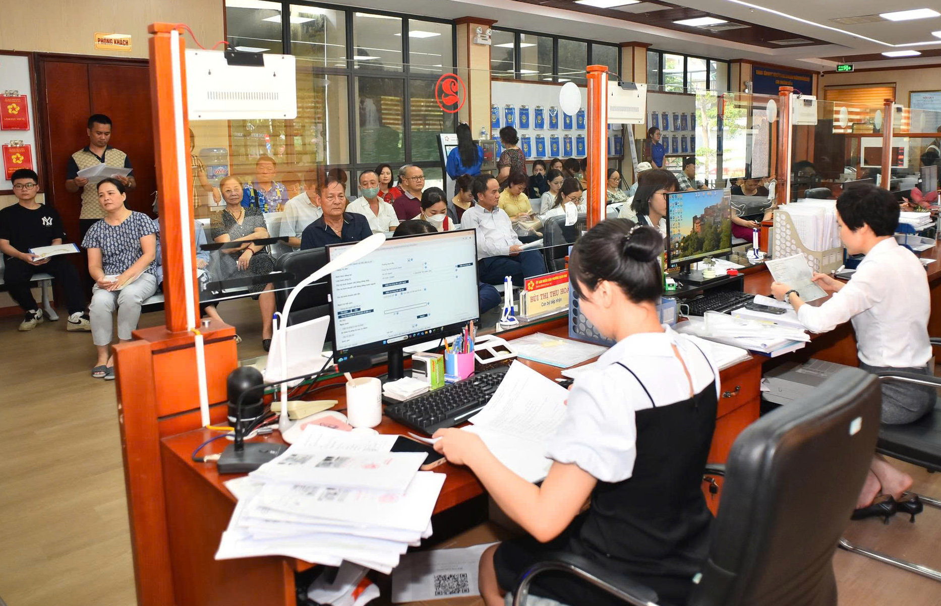 giai-quyet-thu-tuc-cho-nguoi-dan-tai-diem-phuc-vu-hanh-chinh-cong-phuong-bach-mai.-anh-do-tam.jpg