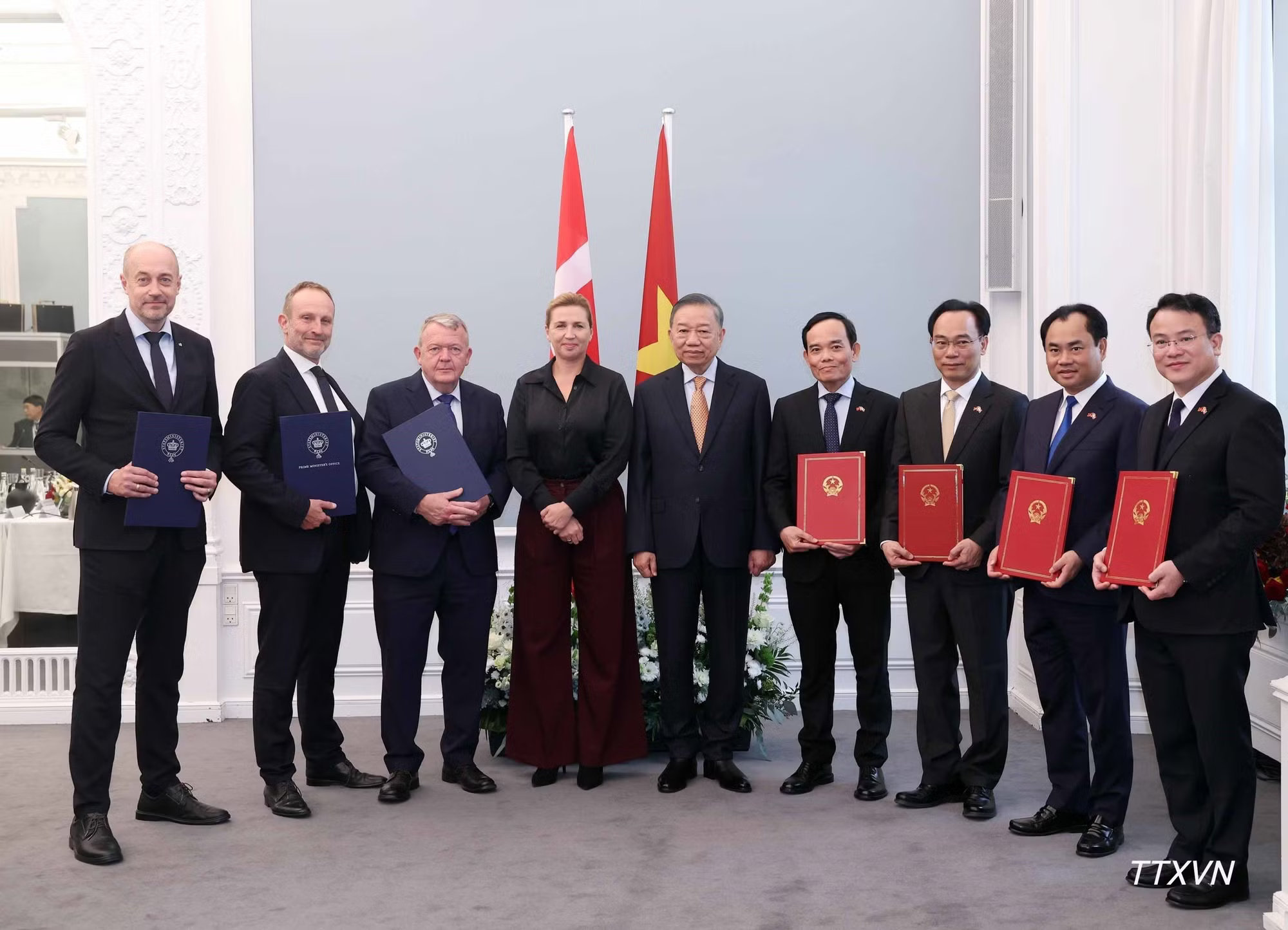 Tổng Bí thư, Chủ tịch nước Tô Lâm và Thủ tướng Đan Mạch Mette Frederiksen chứng kiến lễ trao các văn kiện hợp tác giữa các bộ, ngành, cơ quan và doanh nghiệp hai nước. Ảnh: TTXVN