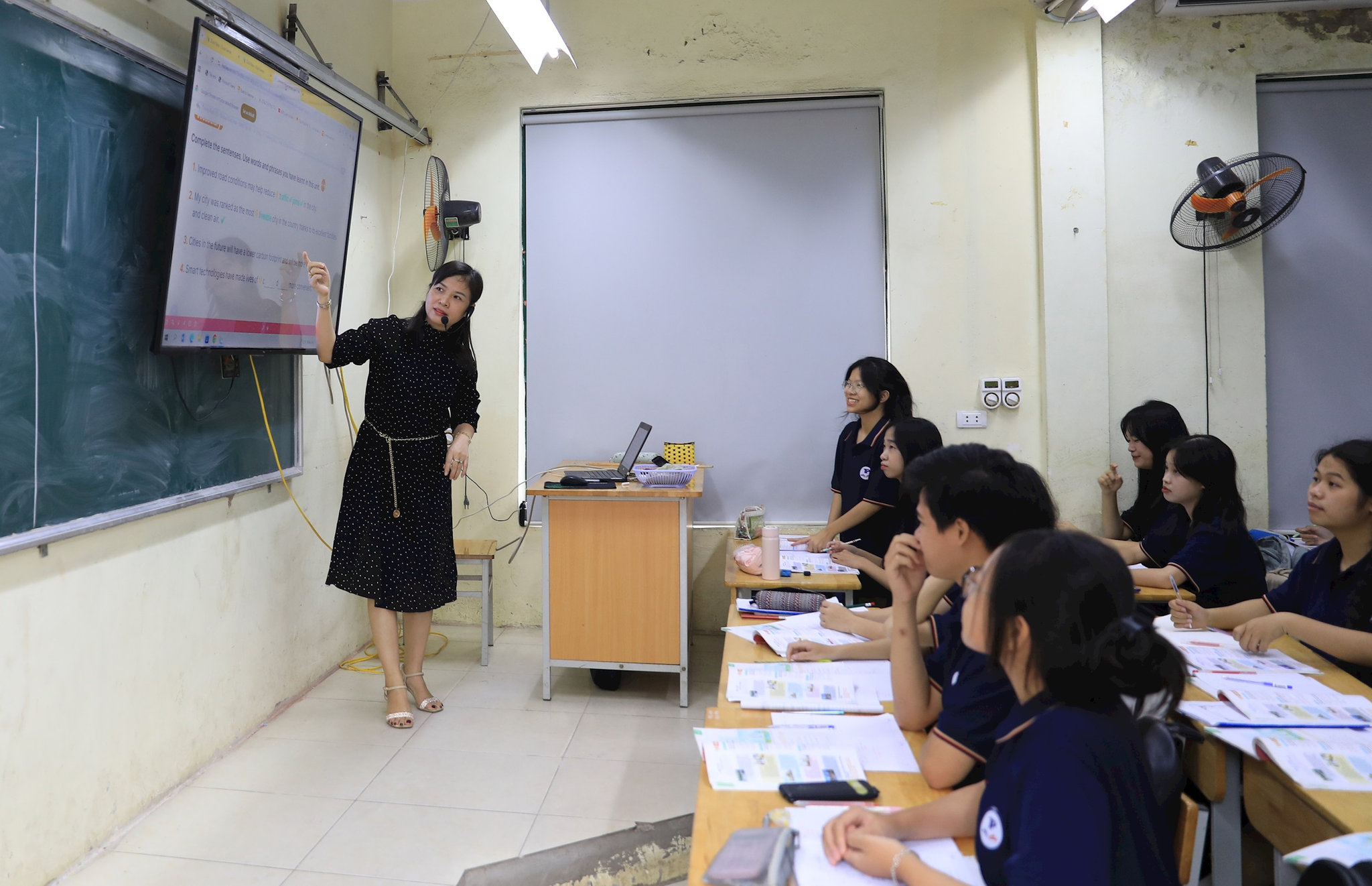 Một tiết học tiếng Anh của học sinh Trường Trung học phổ thông Tiền Phong (xã Mê Linh). Ảnh: Nguyễn Quang