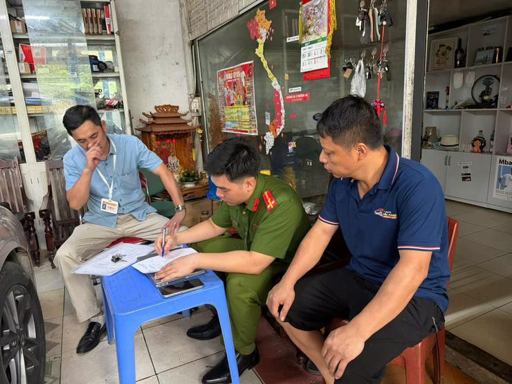 Các lực lượng chức năng phường Tương Mai thường xuyên thực hiện kiểm tra PCCC tại các cơ sở kinh doanh và chung cư. Ảnh: PV
