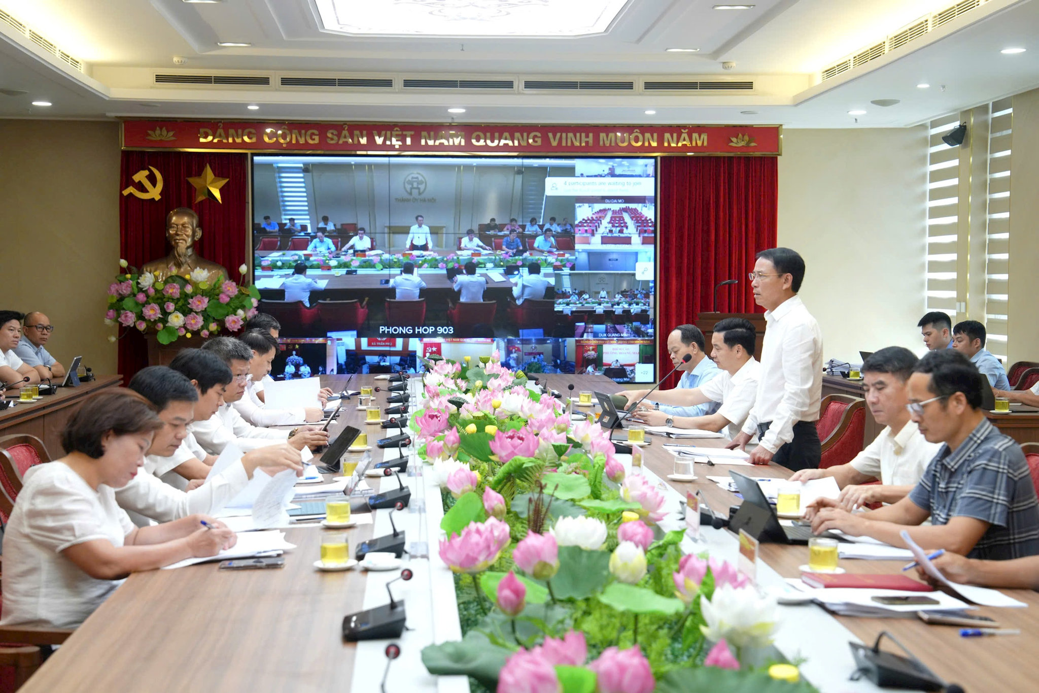 Phó Bí thư Thường trực Thành ủy Hà Nội Nguyễn Trọng Đông chủ trì buổi làm việc với Đảng ủy UBND thành phố và các cơ quan, đơn vị liên quan. Ảnh Phạm Hùng