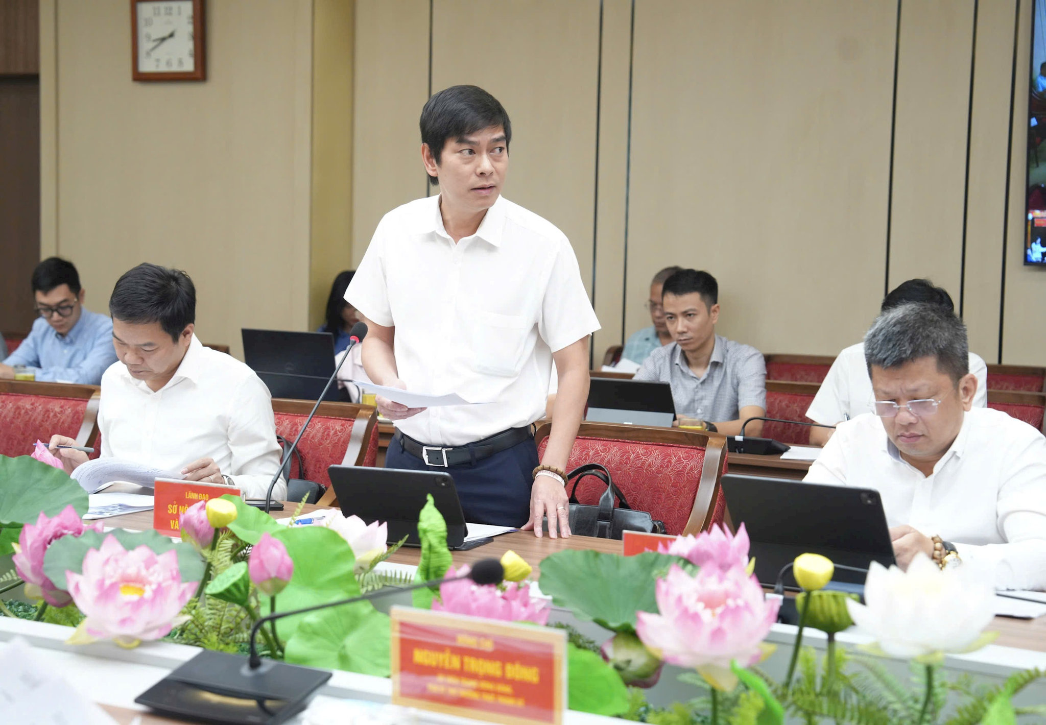 Đại diện lãnh đạo Sở Nông nghiệp và Môi trường Hà Nội báo cáo tại buổi làm việc. Ảnh Phạm Hùng
