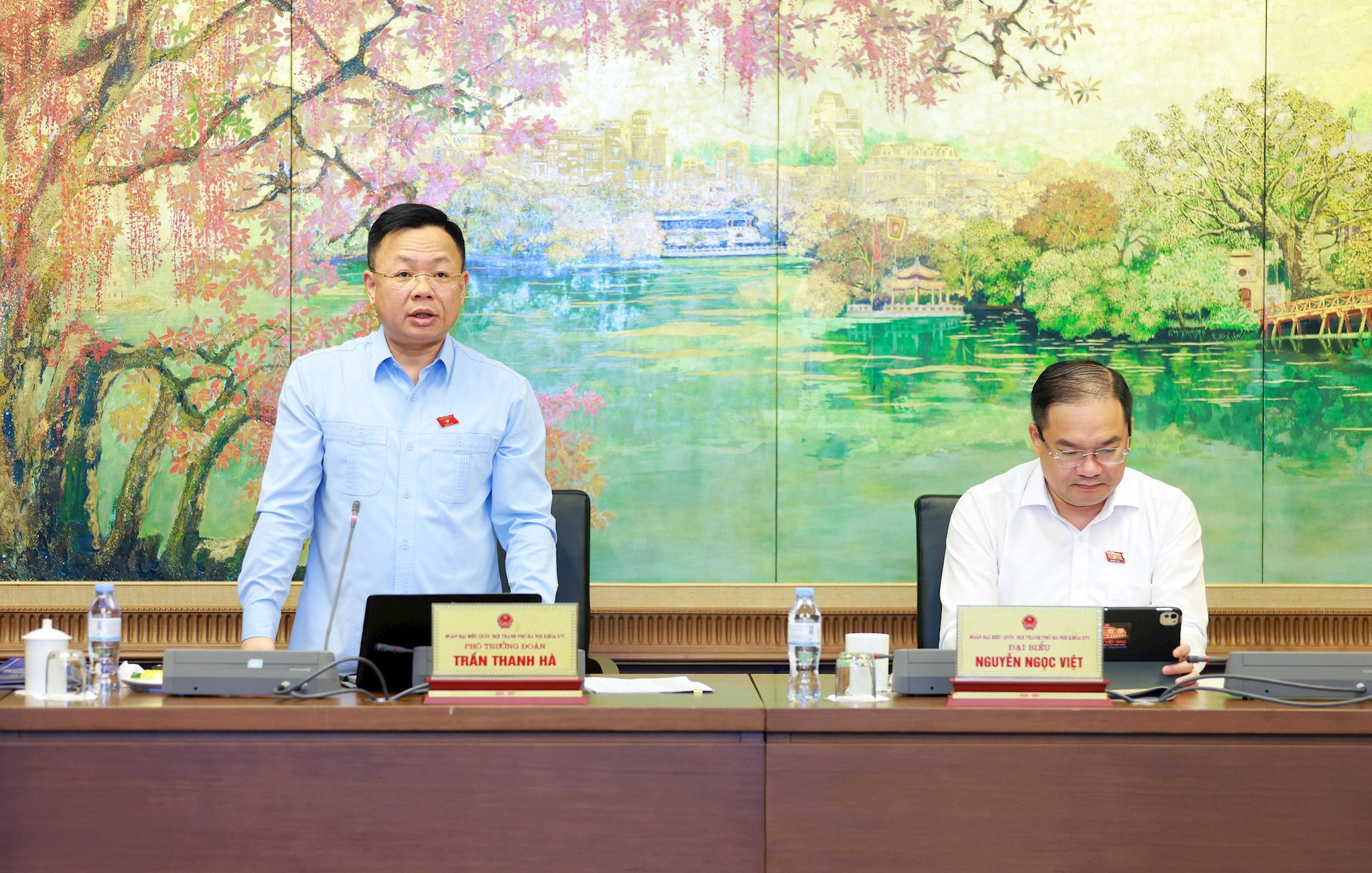 Đại biểu Trần Thanh Hà, Phó Trưởng đoàn chuyên trách Đoàn đại biểu Quốc hội thành phố Hà Nội điều hành phiên thảo luận tại Tổ Hà Nội. Ảnh: Văn Tuye