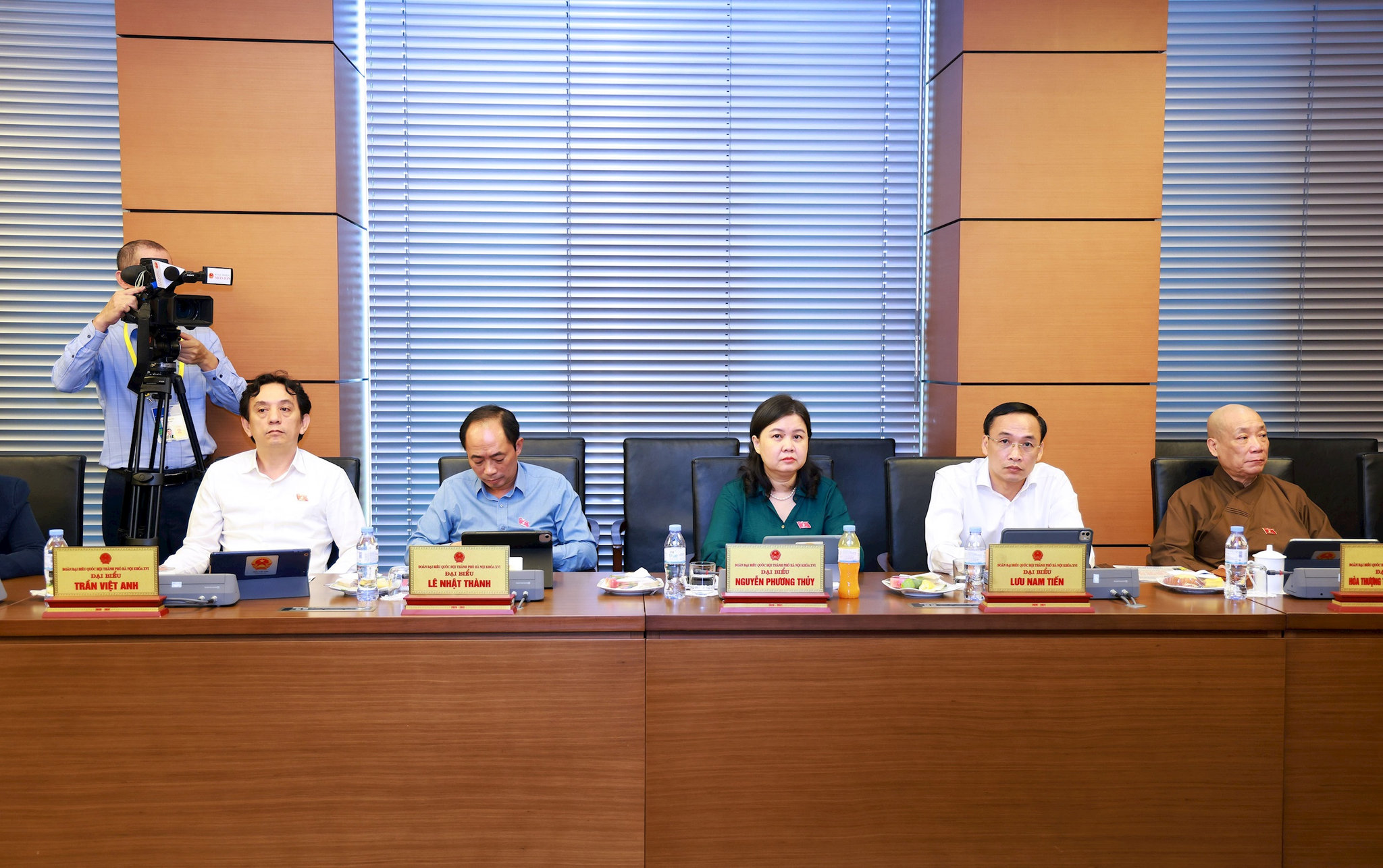 Các đại biểu Quốc hội (Đoàn Hà Nội) thảo luận tại tổ sáng 22-10. Ảnh: Văn Tuyến