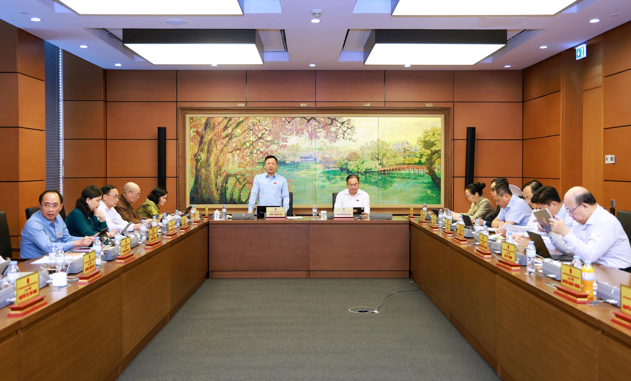 Đại biểu Trần Thanh Hà, Phó Trưởng đoàn chuyên trách Đoàn đại biểu Quốc hội thành phố Hà Nội điều hành phiên thảo luận tại Tổ Hà Nội. Ảnh: Văn Tuyến
