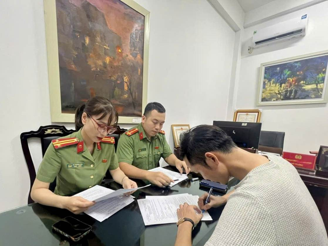 Cơ quan Công an làm việc với người vi phạm. Ảnh: Công an thành phố Hà Nội