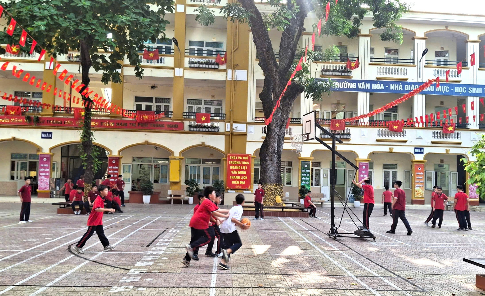 Học sinh Trường THCS Hoàng Liệt ngày càng được học tập trong trường văn minh, thanh lịch, hiện đại. Ảnh: Hiền Chi