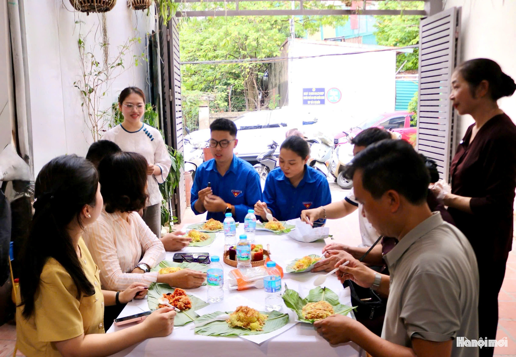 Người dân và du khách thưởng thức xôi Phú Thượng, món ăn truyền thống mang đậm nét văn hóa ẩm thực Hà Nội. Ảnh: Tuấn Nghĩa