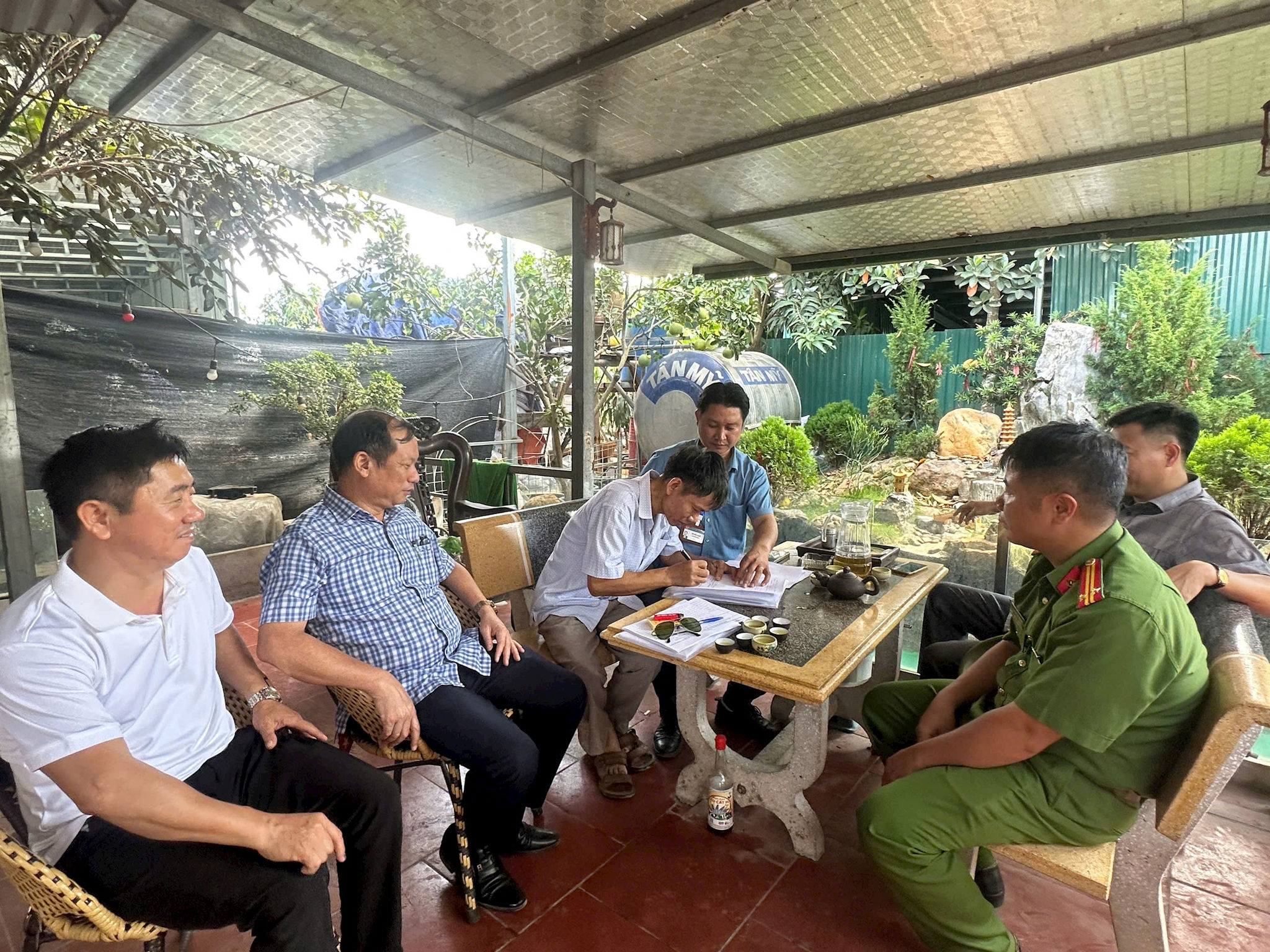 Các thành viên tổ công tác xử lý vi phạm của xã Thường Tín tham gia trực tiếp vận động các gia đình chấp hành khắc phục hậu quả. Ảnh: PV