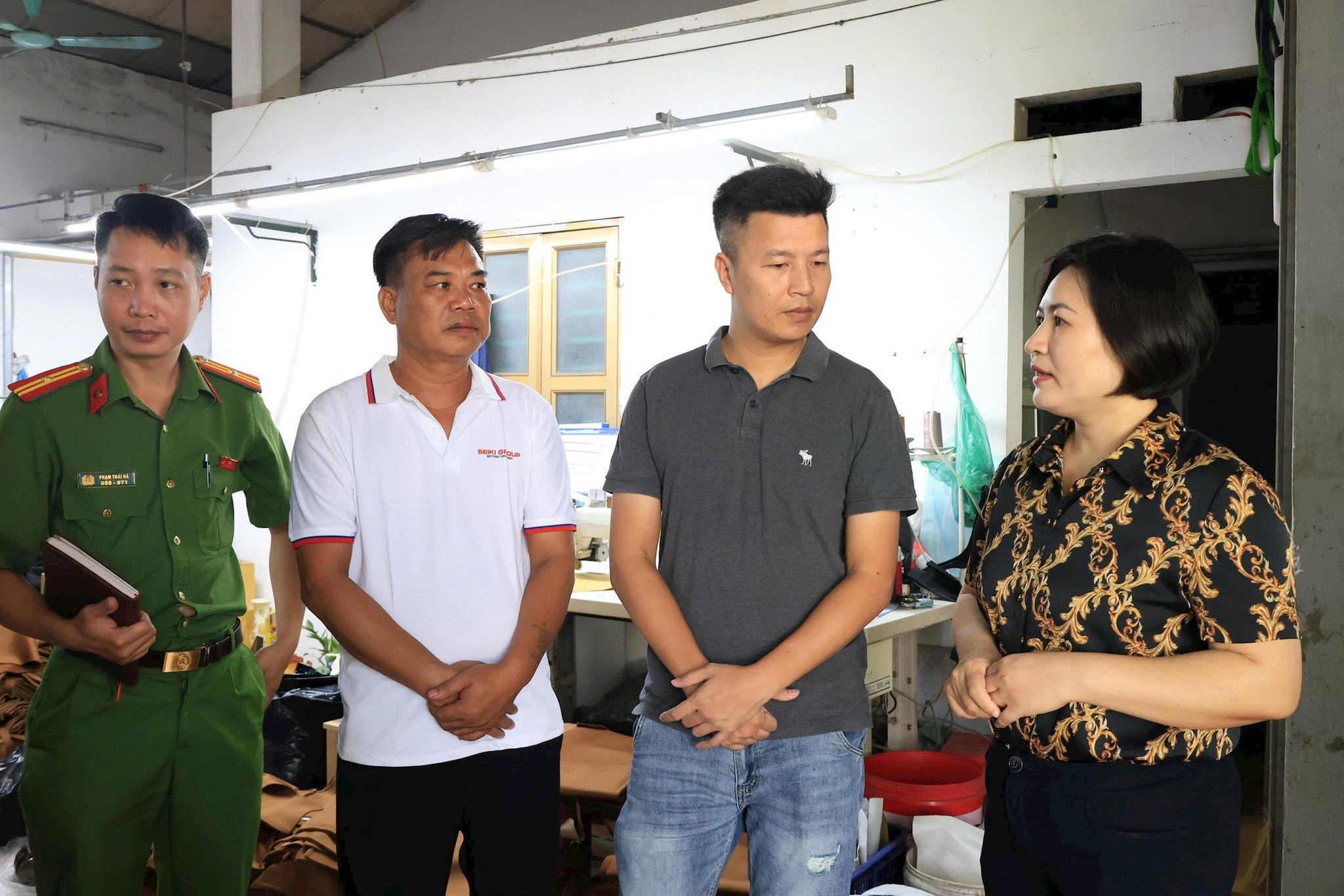 Phó Chủ tịch UBND xã Thường Tín Uông Thị Phượng trực tiếp đi tuyên truyền, vận động các hộ gia đình, cá nhân tự giác khắc phục hậu quả. Ảnh: PV