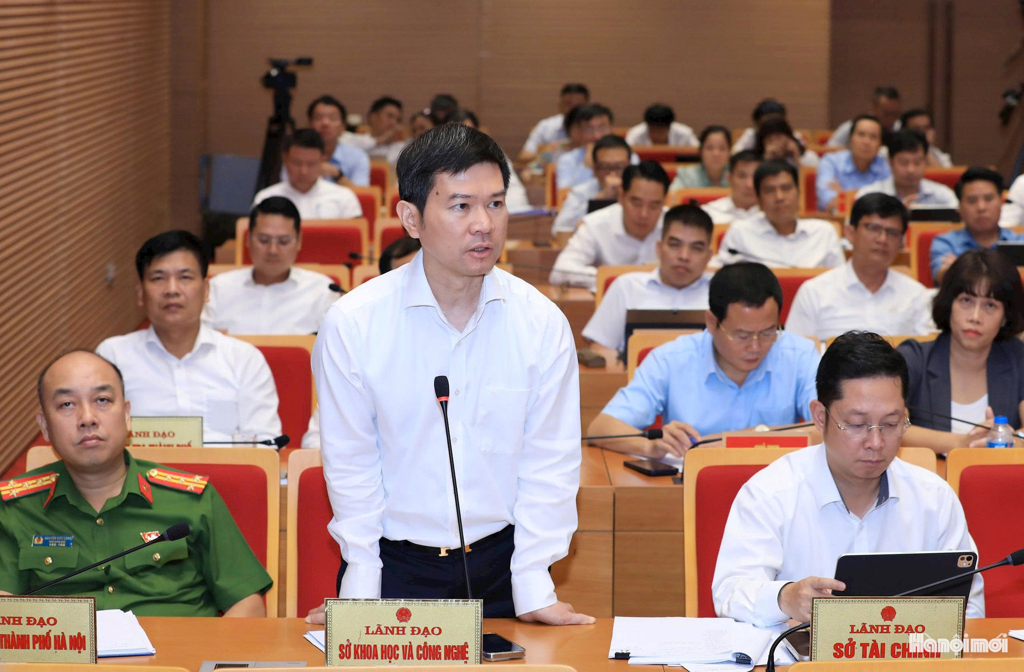 Đại diện Sở Khoa học và Công nghệ trả lời đại biểu. Ảnh: Thái Thành