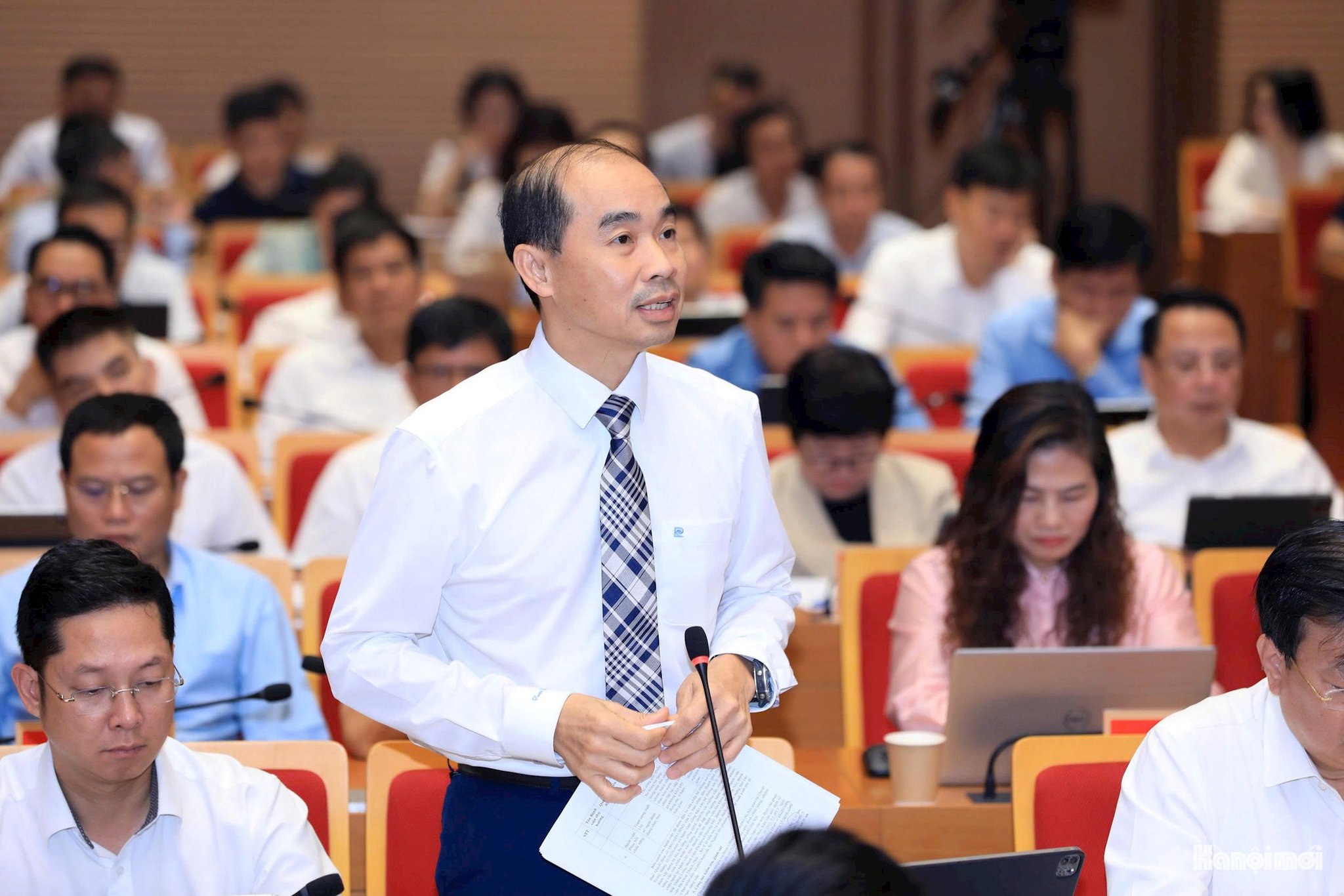 Phó Giám đốc Sở Y tế Hà Nội Nguyễn Đình Hưng trả lời đại biểu. Ảnh: Thái Thành