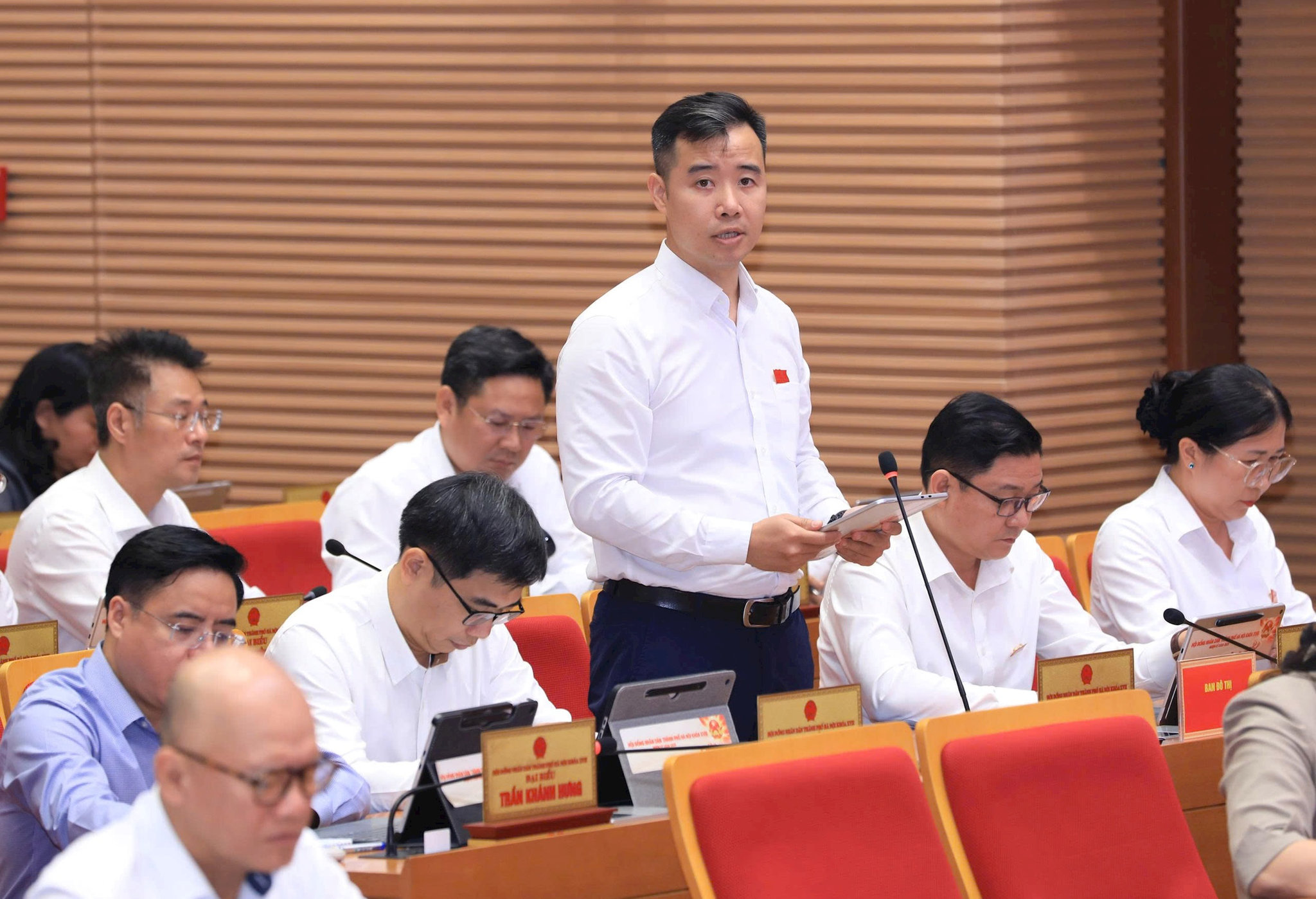 Đại biểu Nguyễn Trung Nam (Tổ đại biểu số 18) đặt câu hỏi chất vấn. Ảnh: Thành Thái