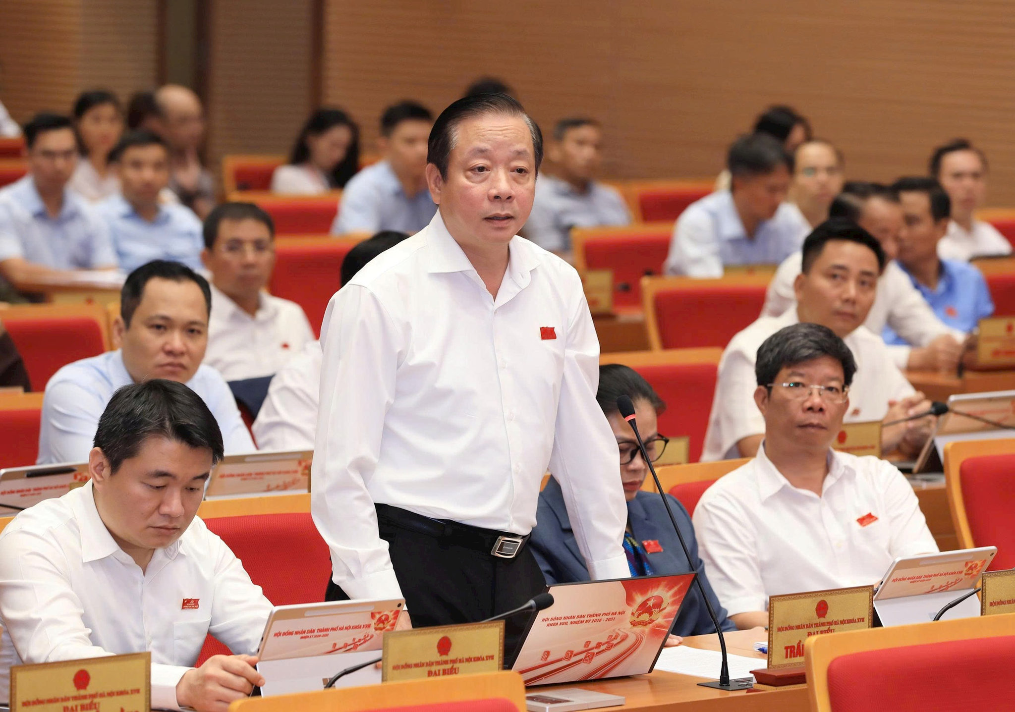 Đại biểu Trần Hợp Dũng nêu câu hỏi chất vấn. Ảnh: Thành Thái