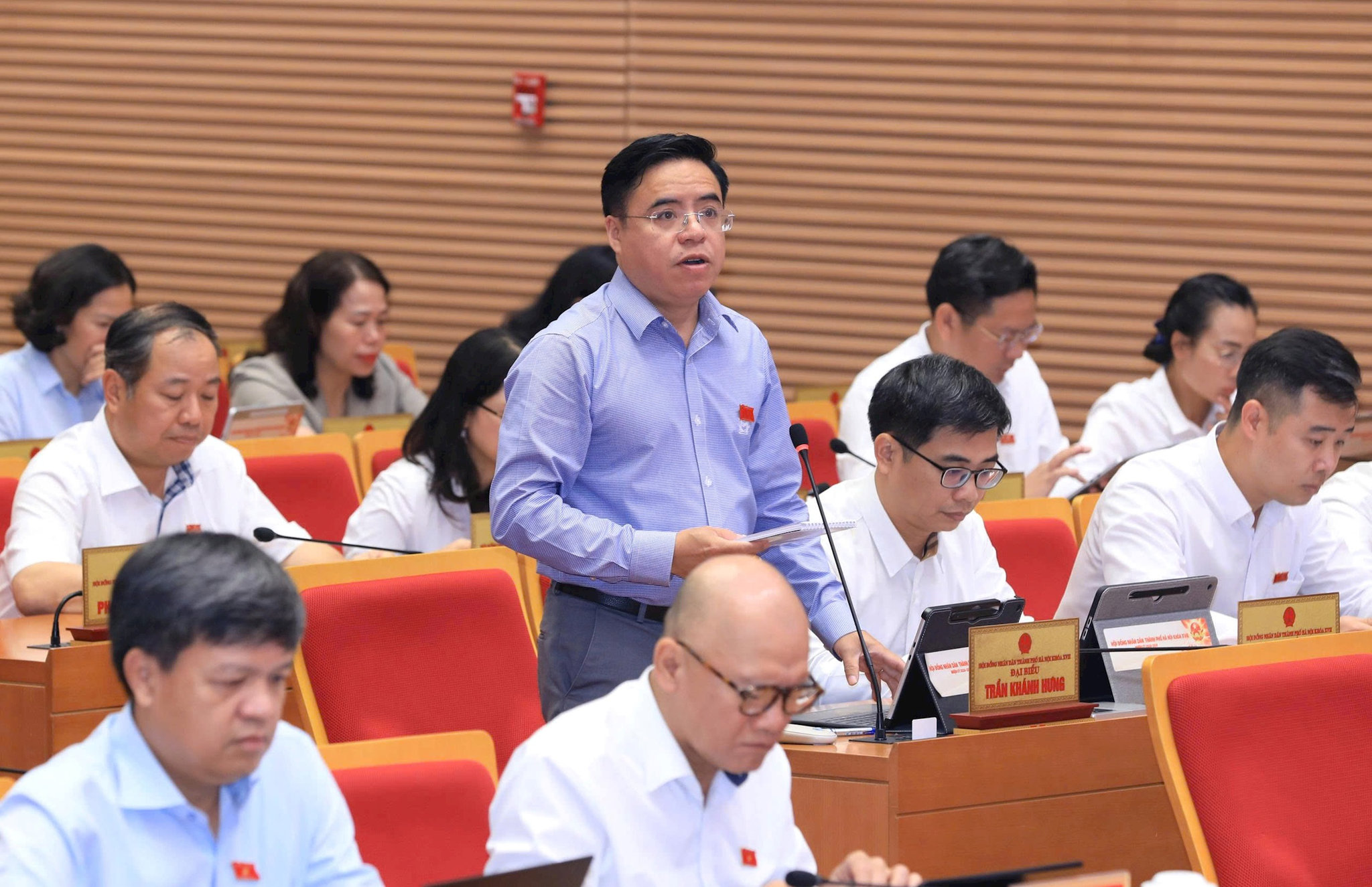 Đại biểu Trần Khánh Hưng tham gia chất vấn. Ảnh: Thành Thái